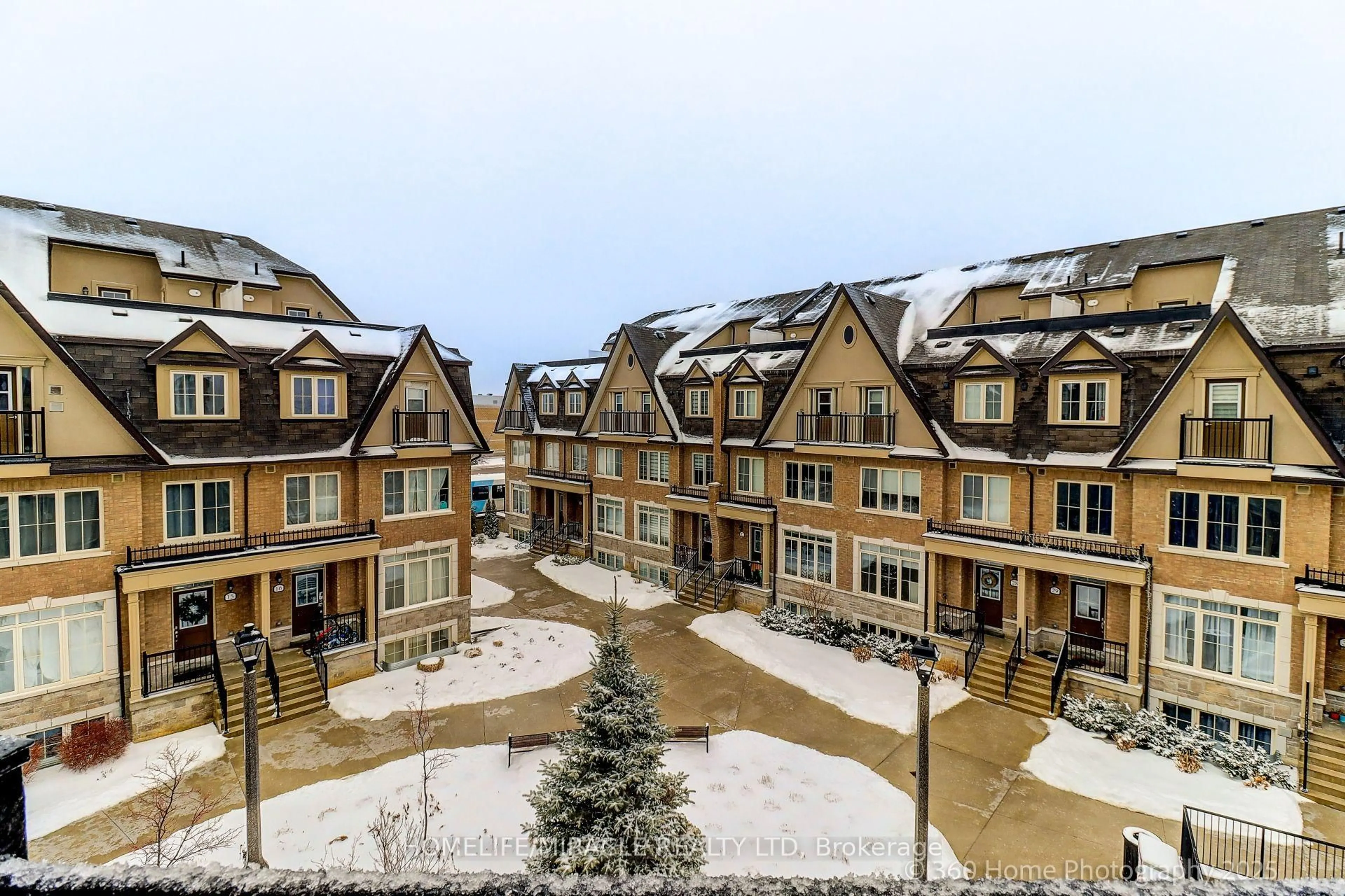 A pic from outside/outdoor area/front of a property/back of a property/a pic from drone, mountain view for 181 Parktree Dr #33, Vaughan Ontario L6A 5B1