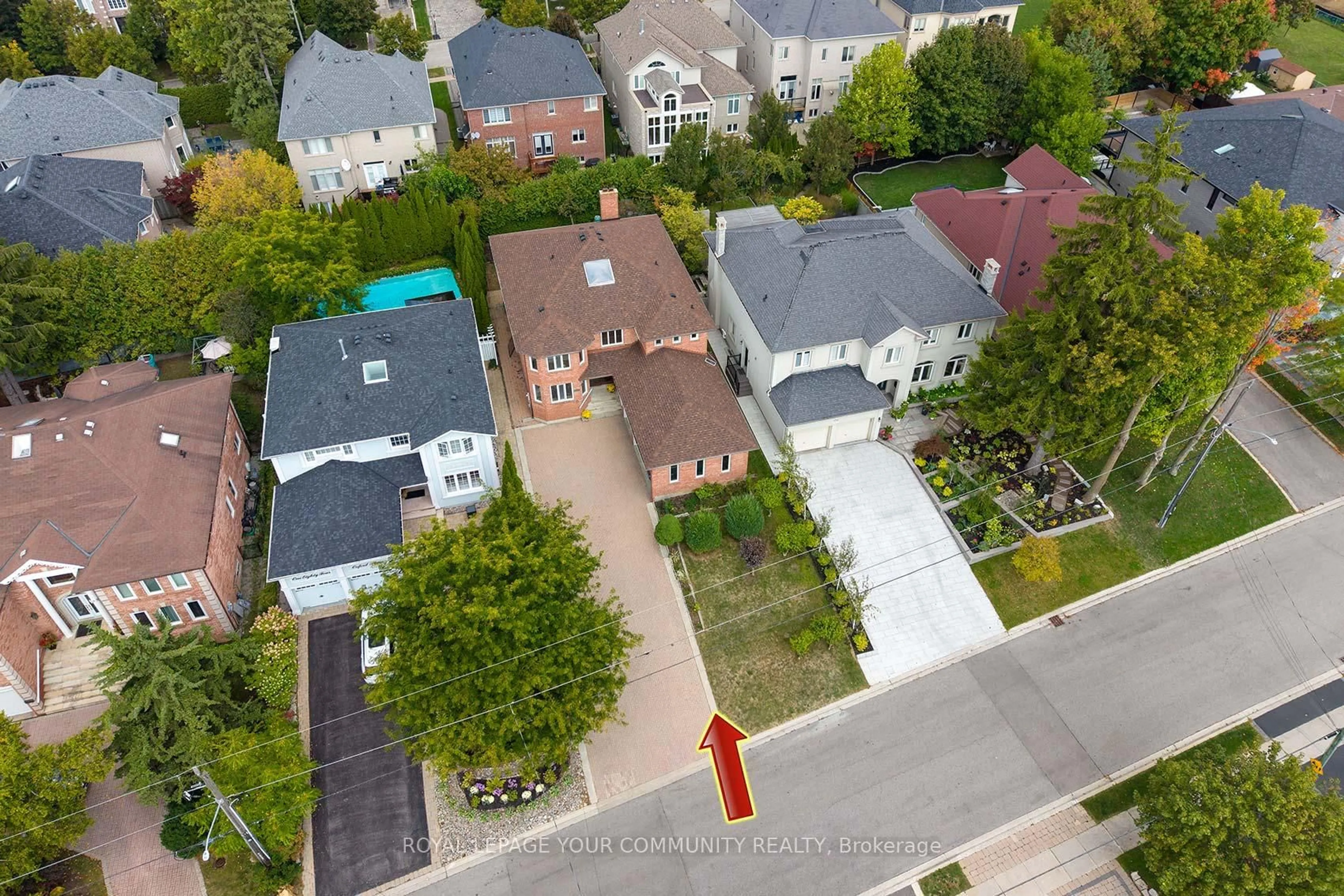 A pic from outside/outdoor area/front of a property/back of a property/a pic from drone, street for 182 Oxford St, Richmond Hill Ontario L4C 4L7