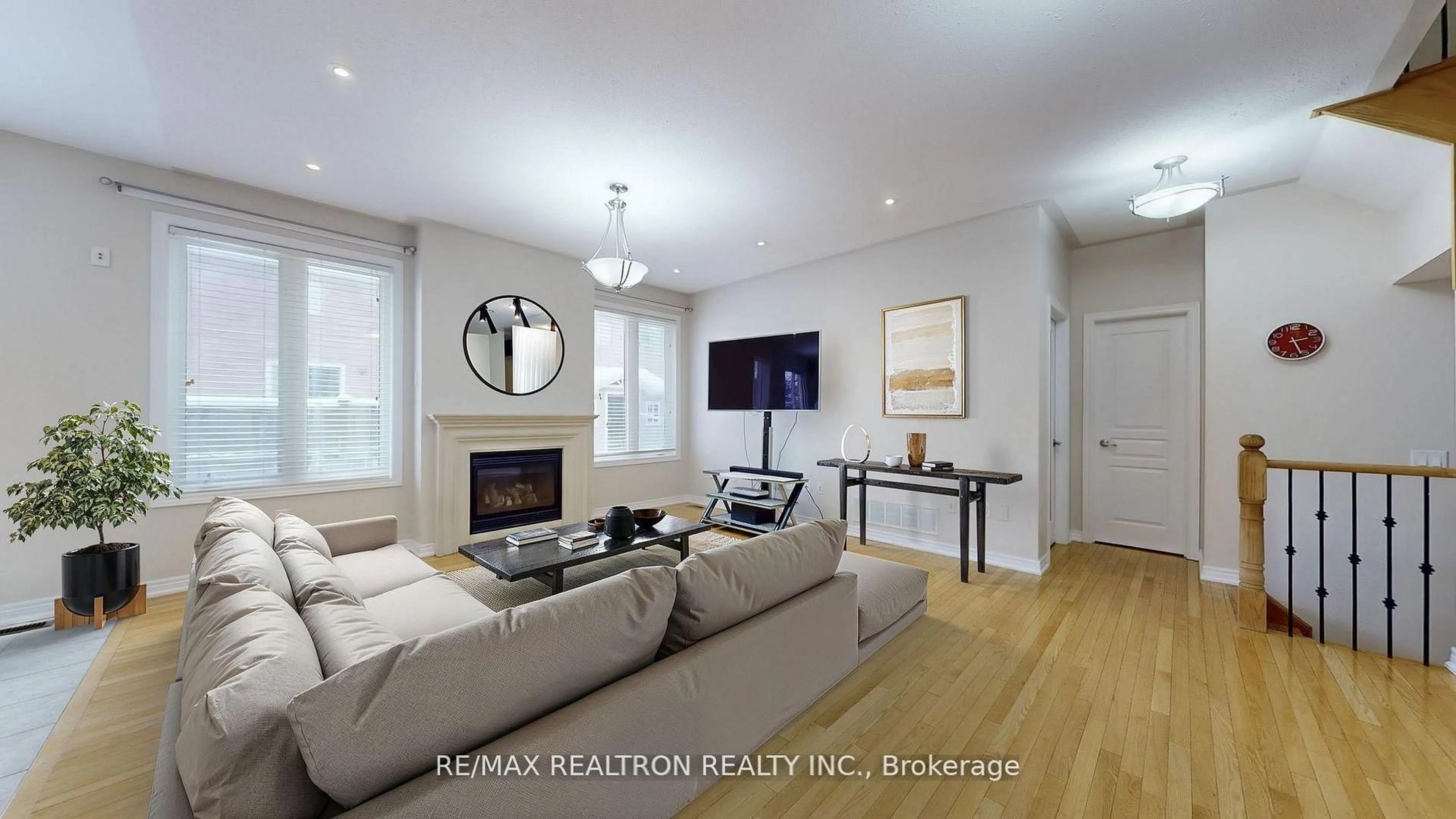 Living room with furniture, wood/laminate floor for 222 Silver Maple Rd, Richmond Hill Ontario L4E 4Z3