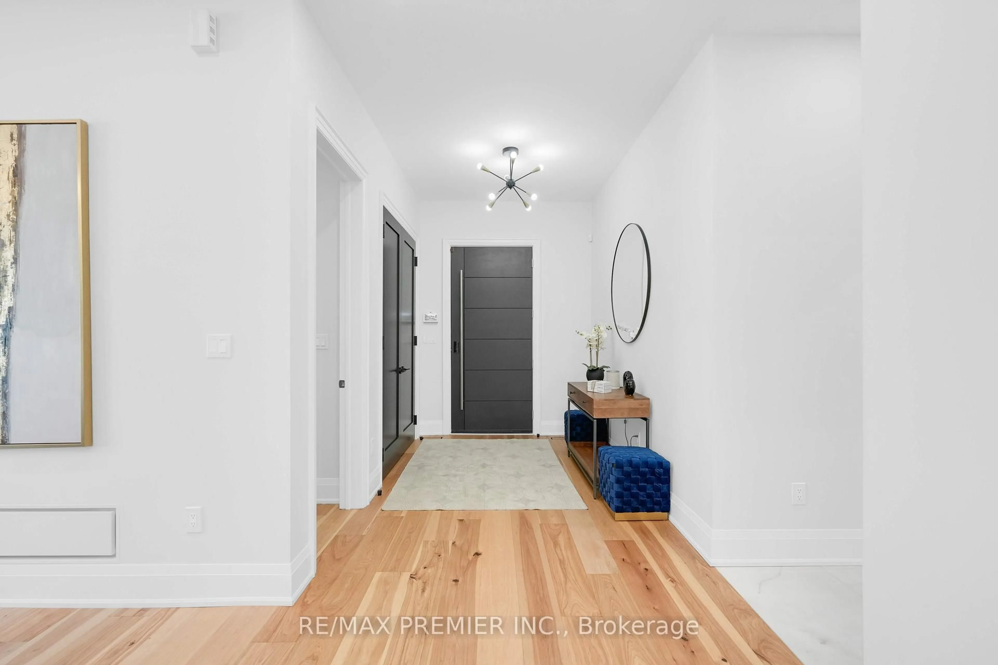 Indoor entryway for 42 Alice St, East Gwillimbury Ontario L0G 1M0