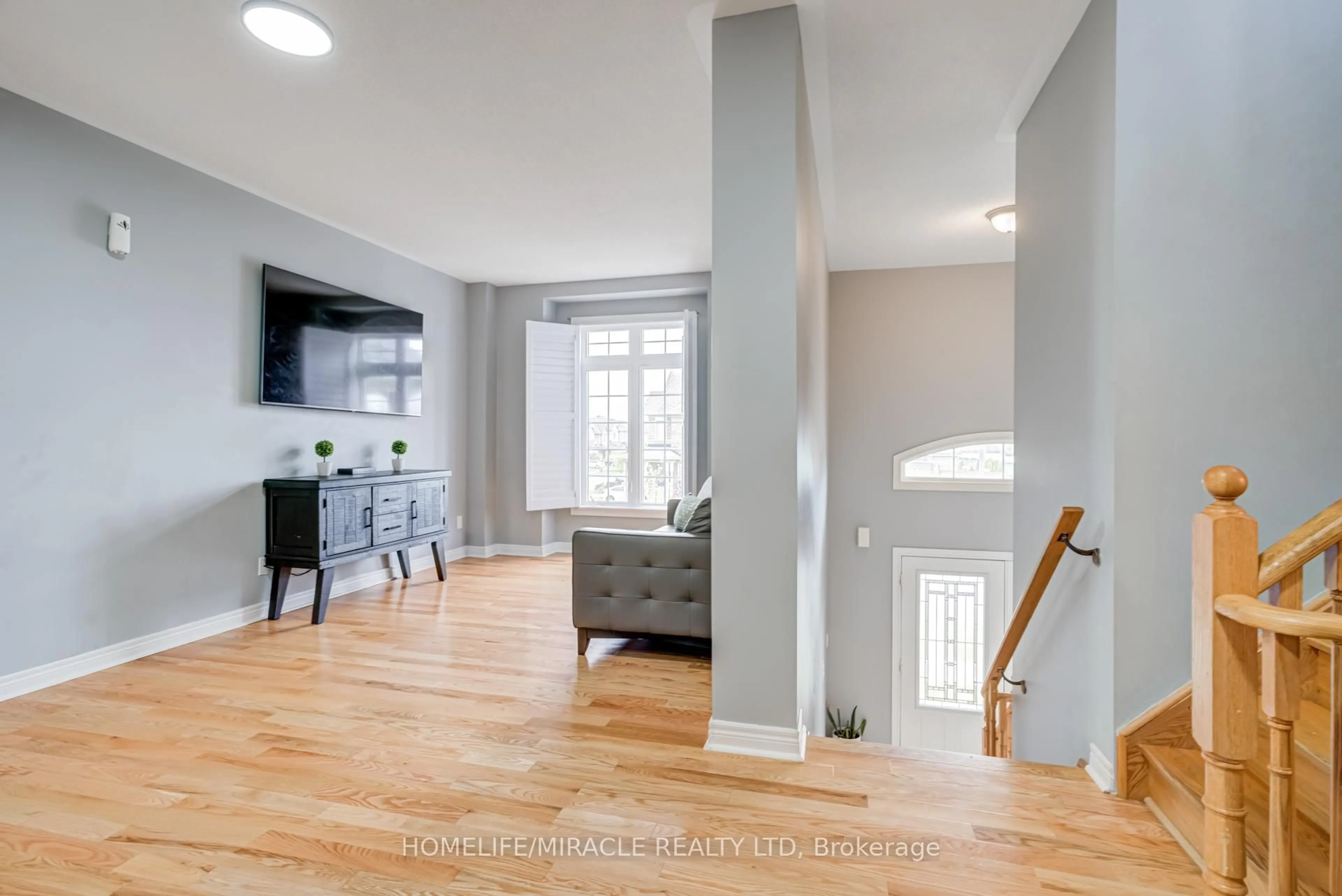 Indoor entryway for 81 Willoughby Way, New Tecumseth Ontario L9R 0P4