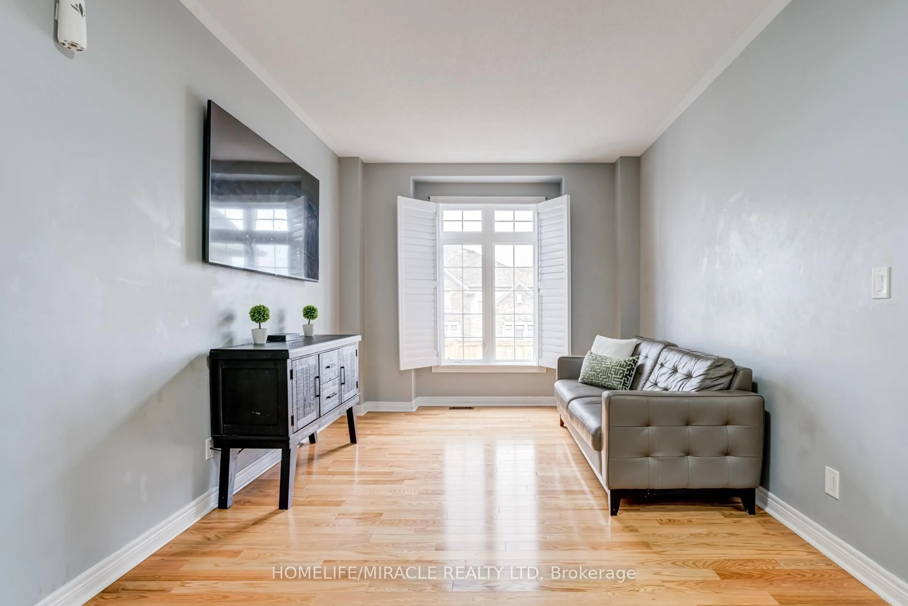 Living room with furniture, unknown for 81 Willoughby Way, New Tecumseth Ontario L9R 0P4