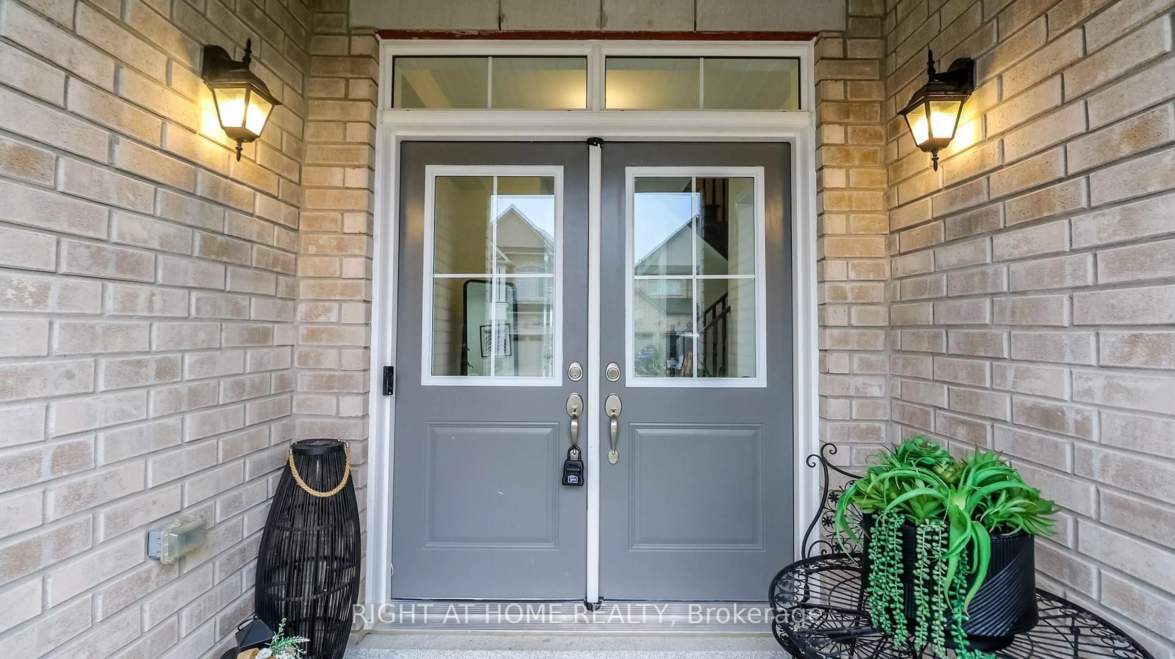 Indoor entryway for 1691 Corsal Crt, Innisfil Ontario L9S 0P8