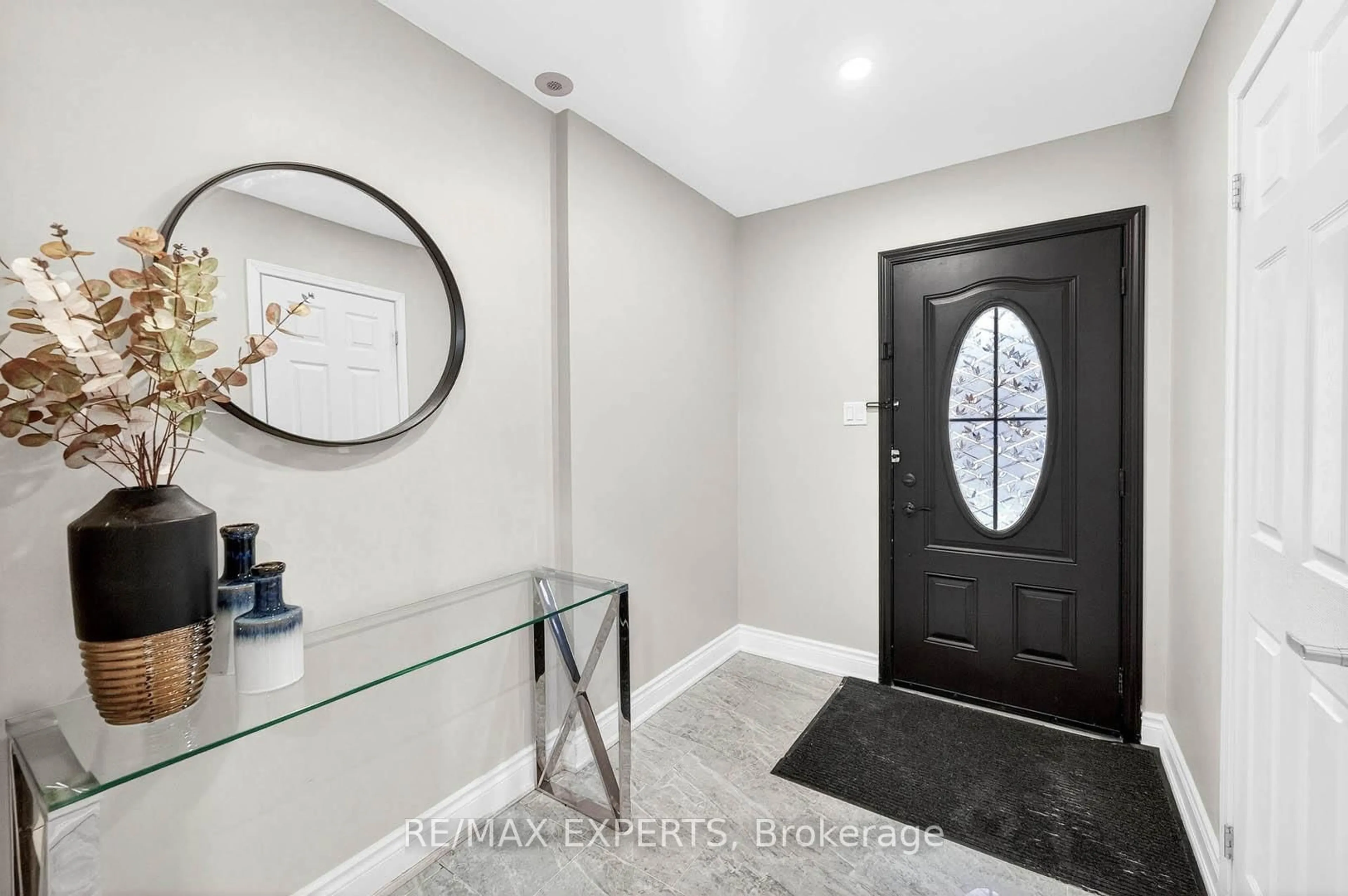 Indoor entryway for 47 Muston Lane, Whitchurch-Stouffville Ontario L4A 0P9