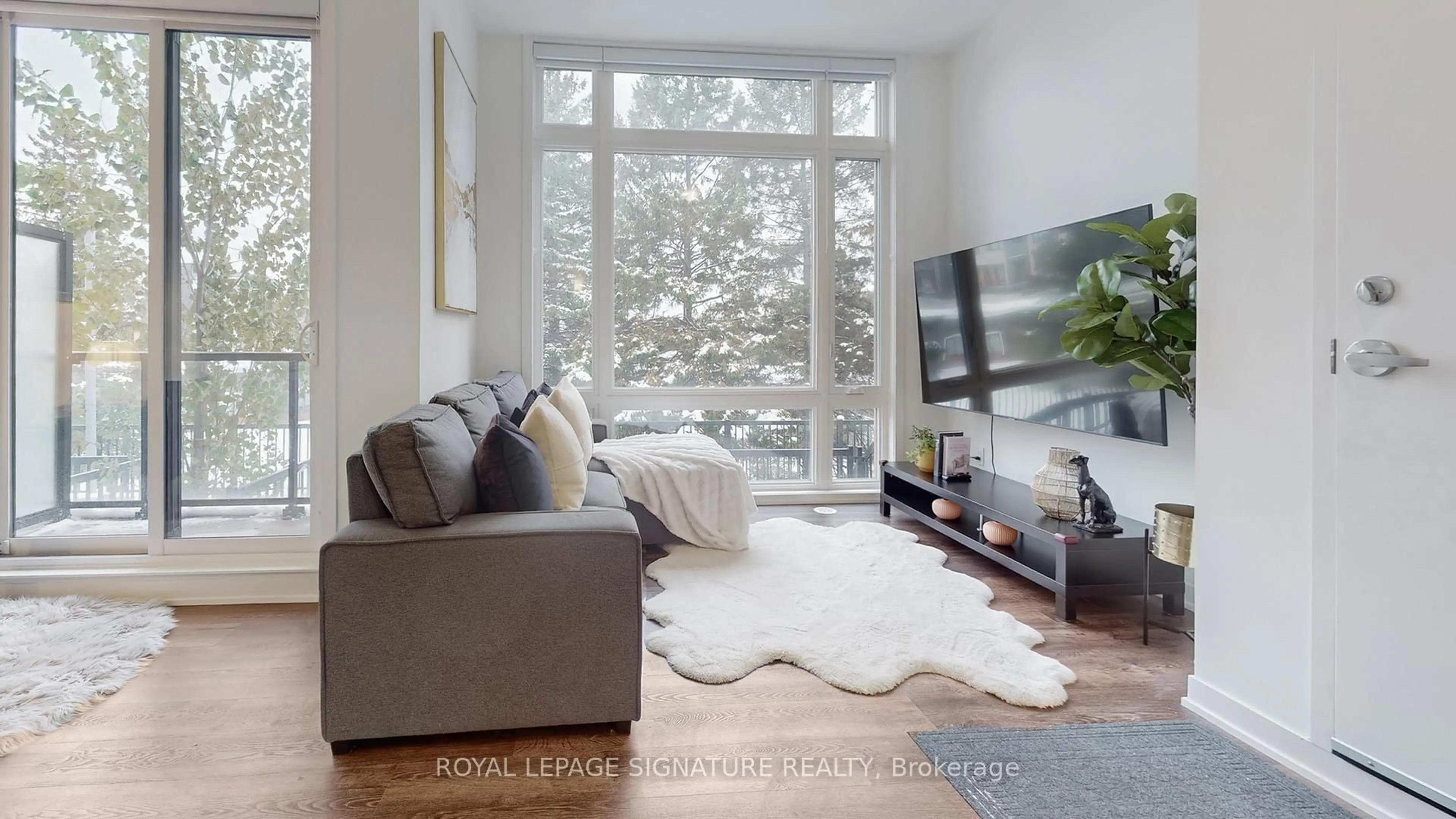 Living room with furniture, unknown for 11 David Eyer Rd #1517, Richmond Hill Ontario L4S 0N3