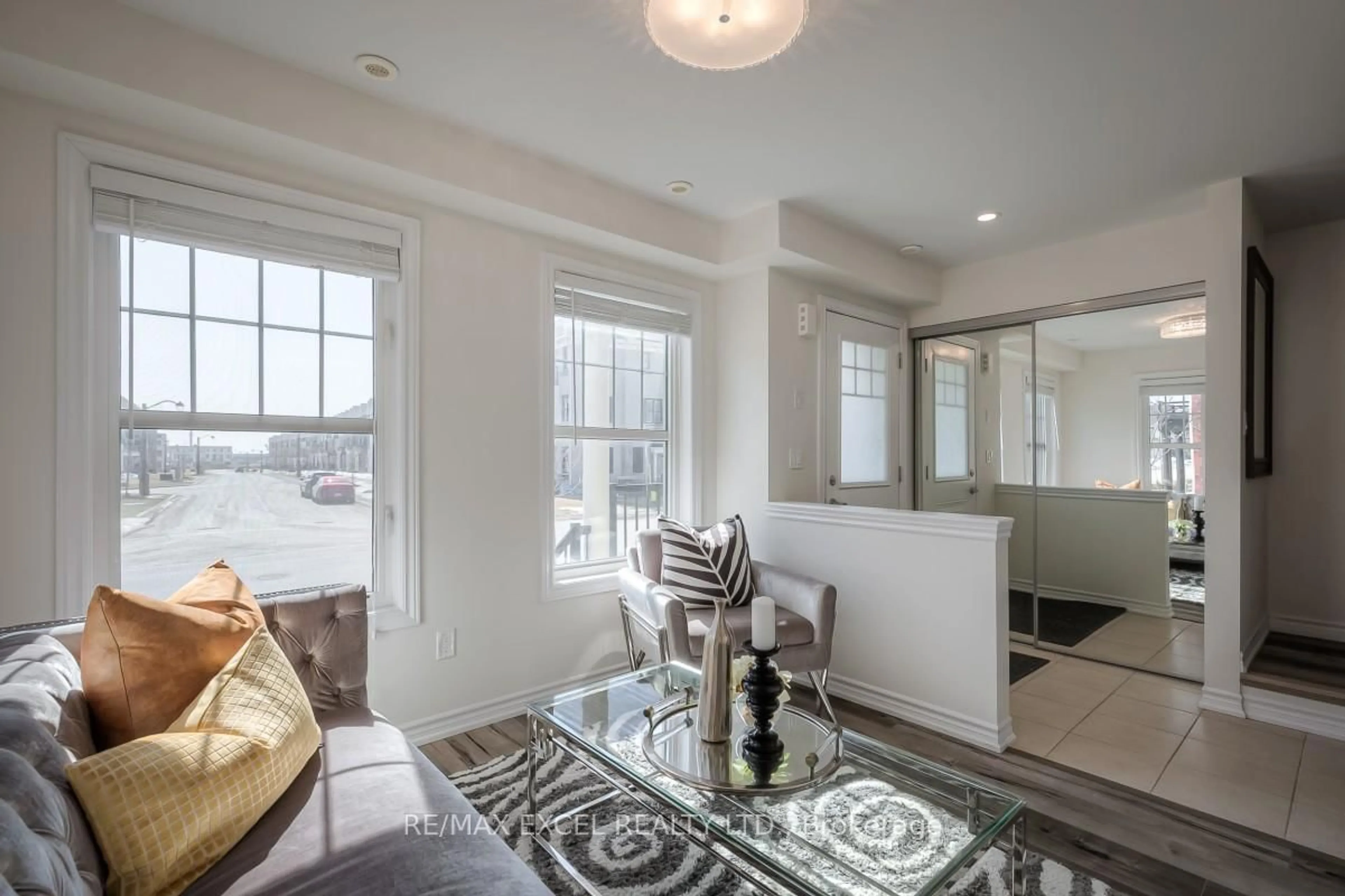 Indoor entryway for 19 Boadway Cres, Whitchurch-Stouffville Ontario L4A 1X9