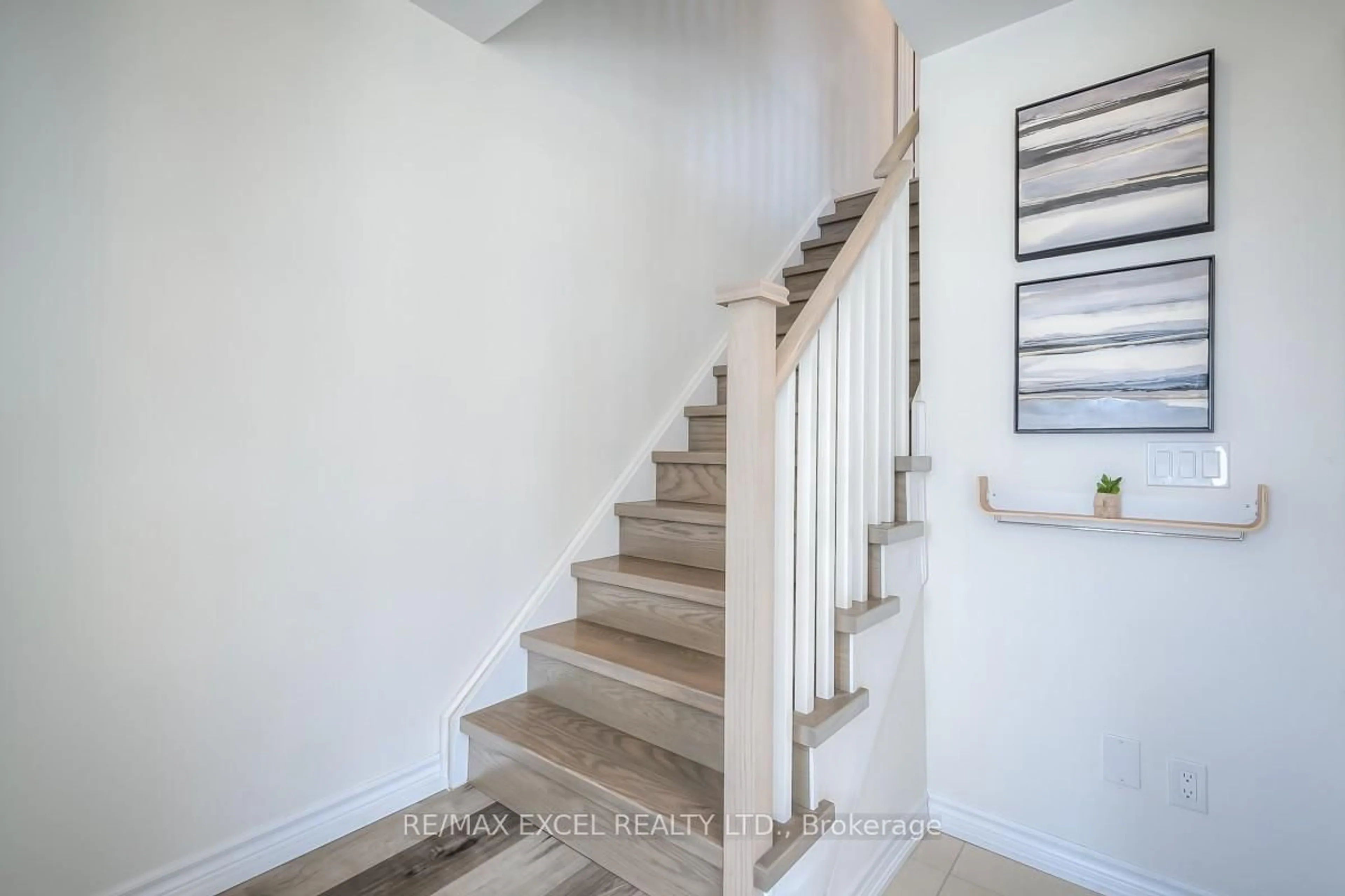 Stairs for 19 Boadway Cres, Whitchurch-Stouffville Ontario L4A 1X9