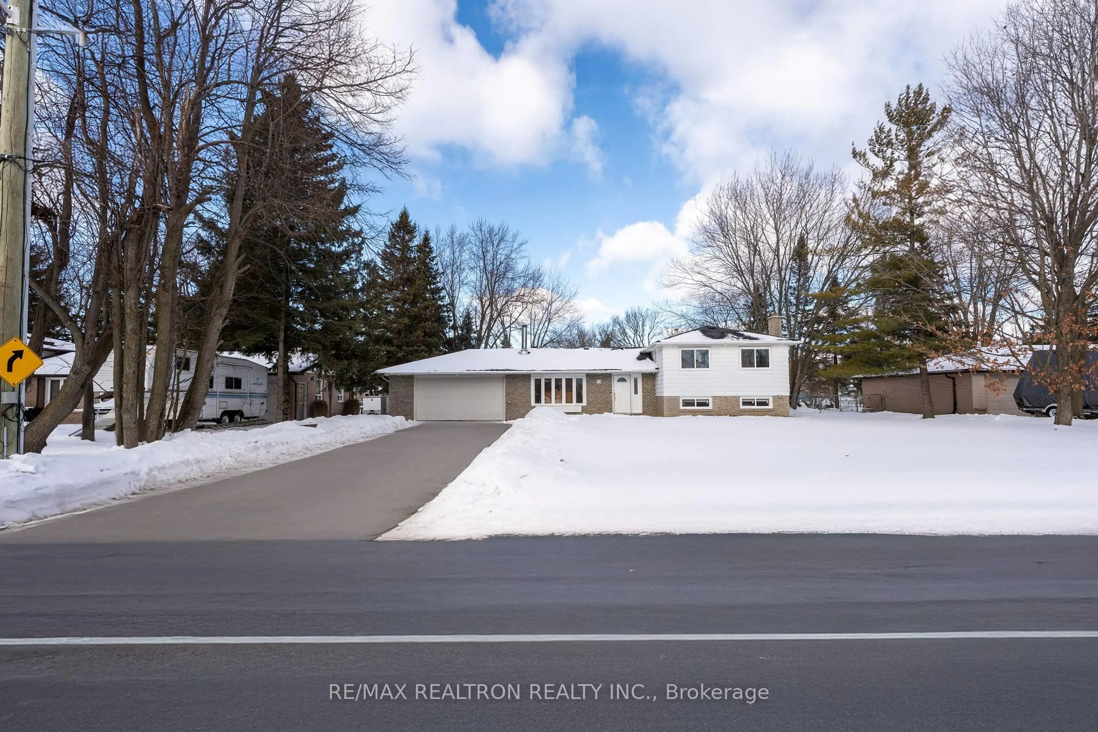 A pic from outside/outdoor area/front of a property/back of a property/a pic from drone, street for 66 Lakeland Cres, Richmond Hill Ontario L4E 2Z9