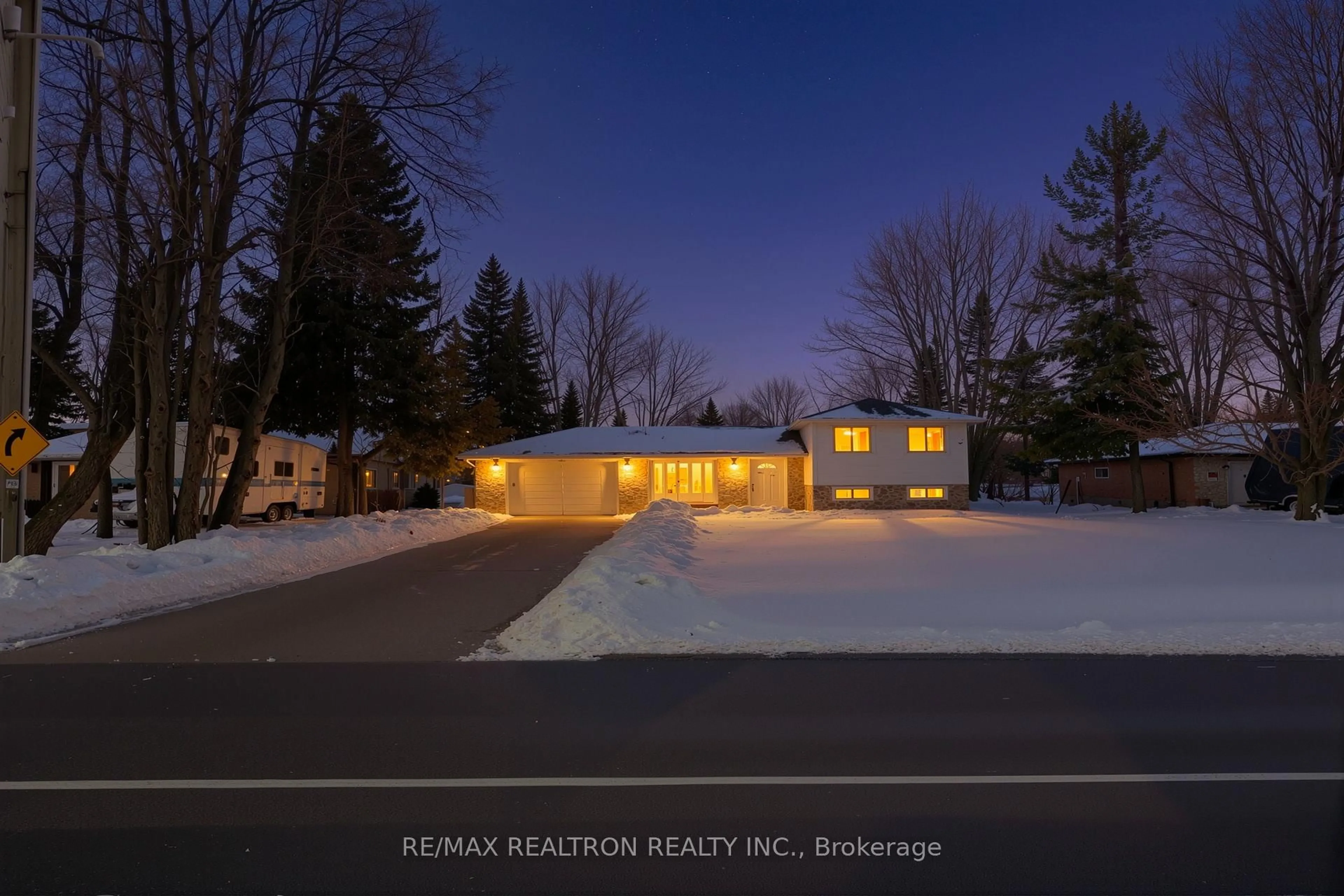 A pic from outside/outdoor area/front of a property/back of a property/a pic from drone, street for 66 Lakeland Cres, Richmond Hill Ontario L4E 2Z9