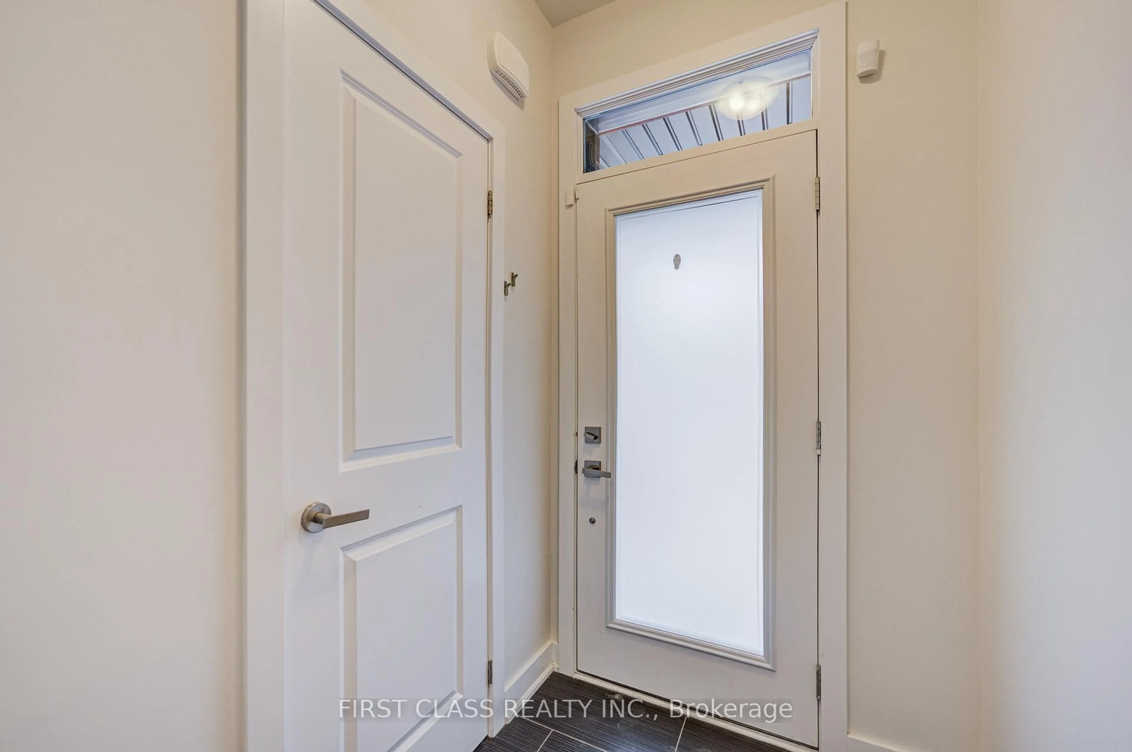 Indoor entryway for 52 Helliwell Cres, Richmond Hill Ontario L4E 1C7