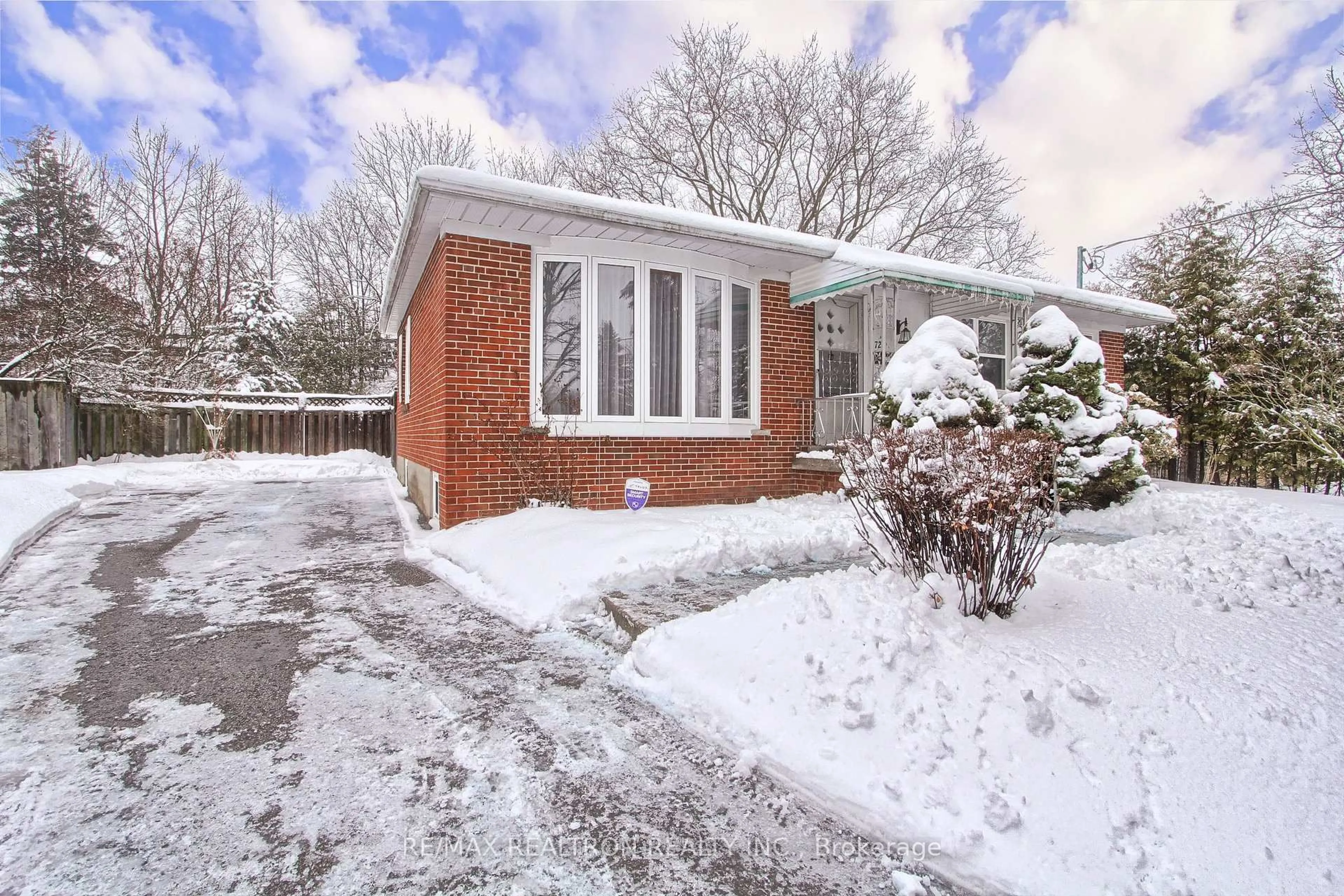 Home with brick exterior material, street for 72 Monkswood Cres, Newmarket Ontario L3Y 2K1