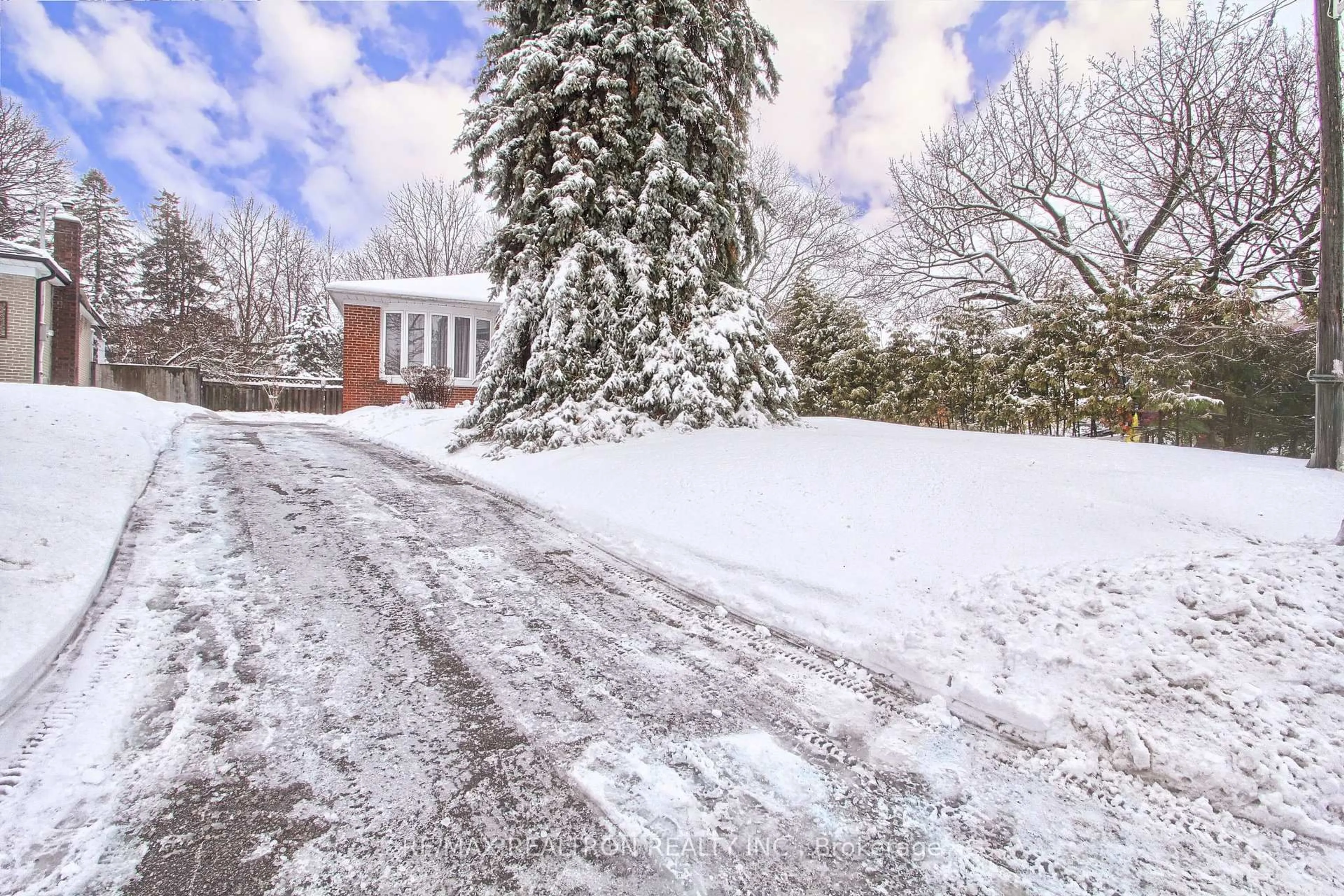 Unknown for 72 Monkswood Cres, Newmarket Ontario L3Y 2K1