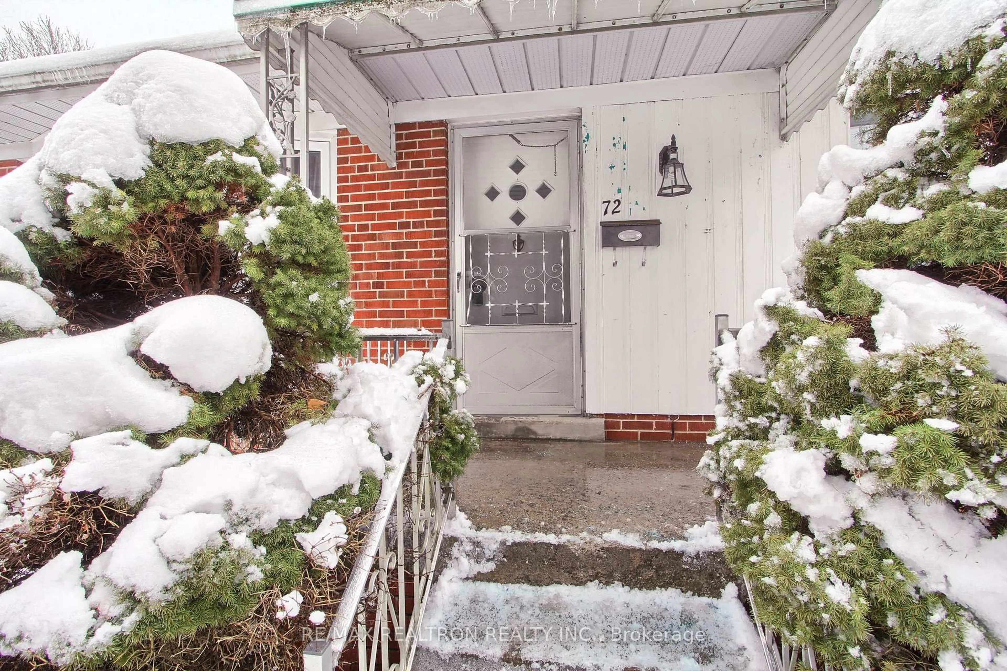 Indoor entryway for 72 Monkswood Cres, Newmarket Ontario L3Y 2K1