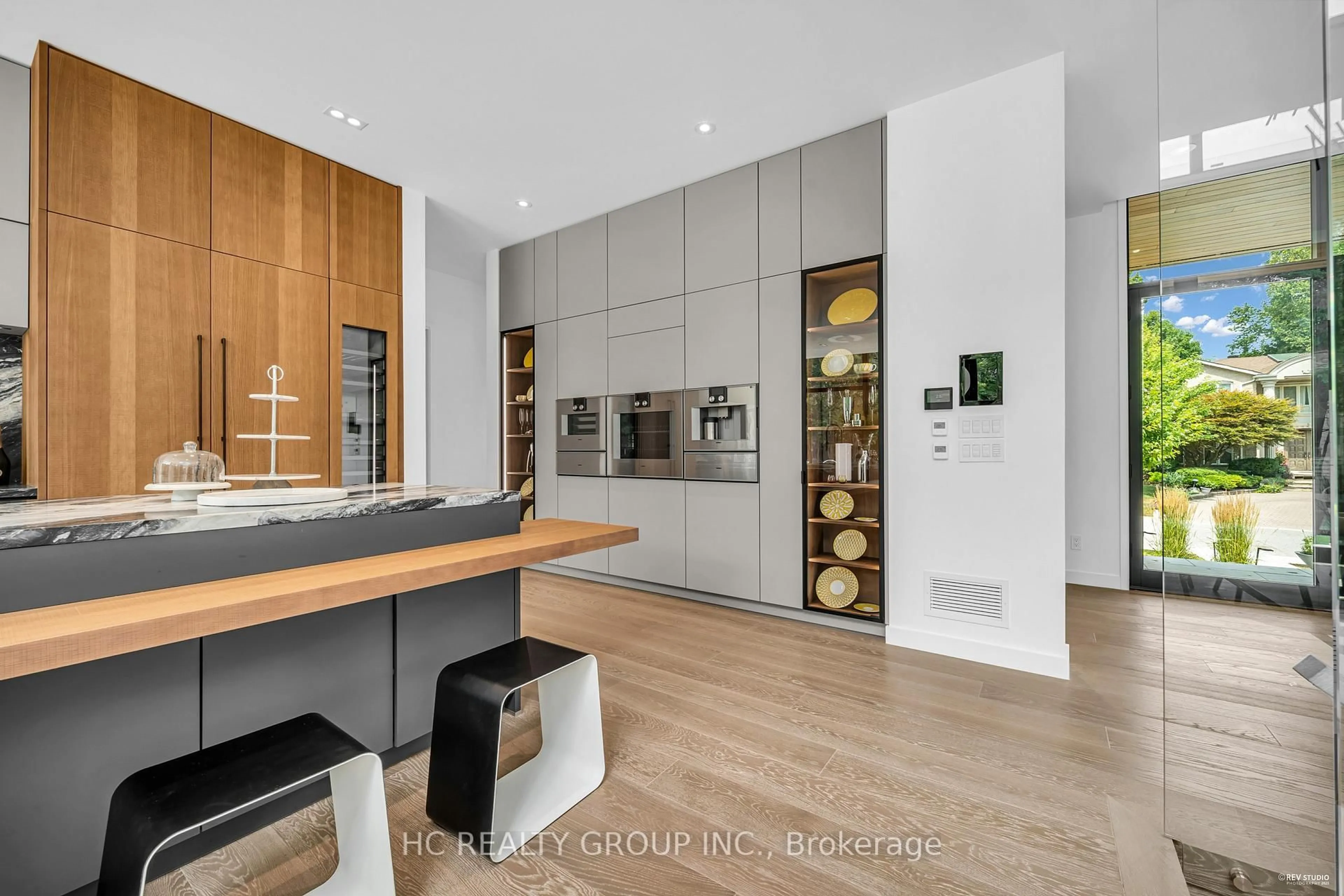 Contemporary kitchen, wood/laminate floor for 7 Whitelaw Crt, Markham Ontario L3T 5E6