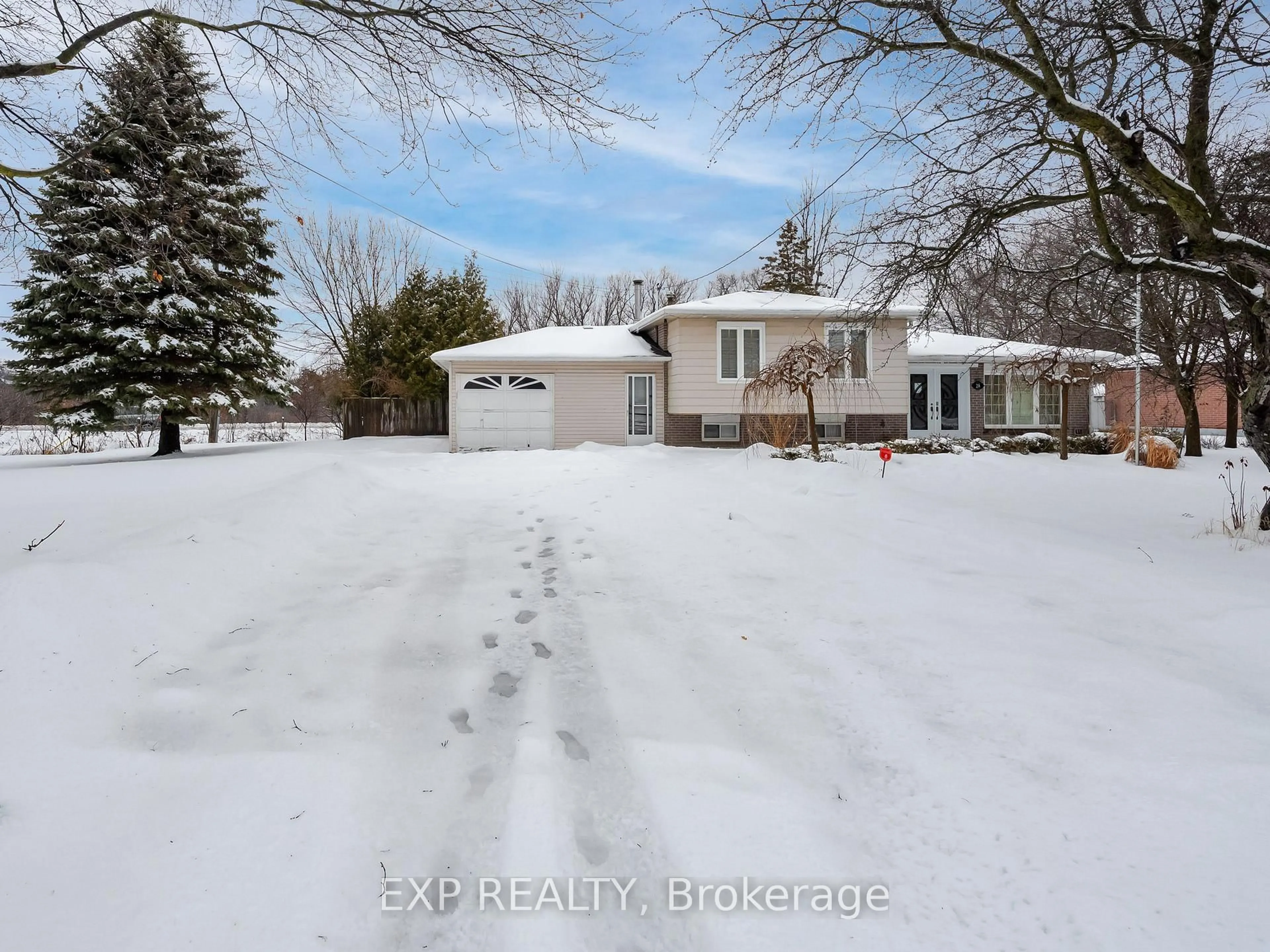 A pic from outside/outdoor area/front of a property/back of a property/a pic from drone, street for 28 Lakeland Cres, Richmond Hill Ontario L4E 2Z8