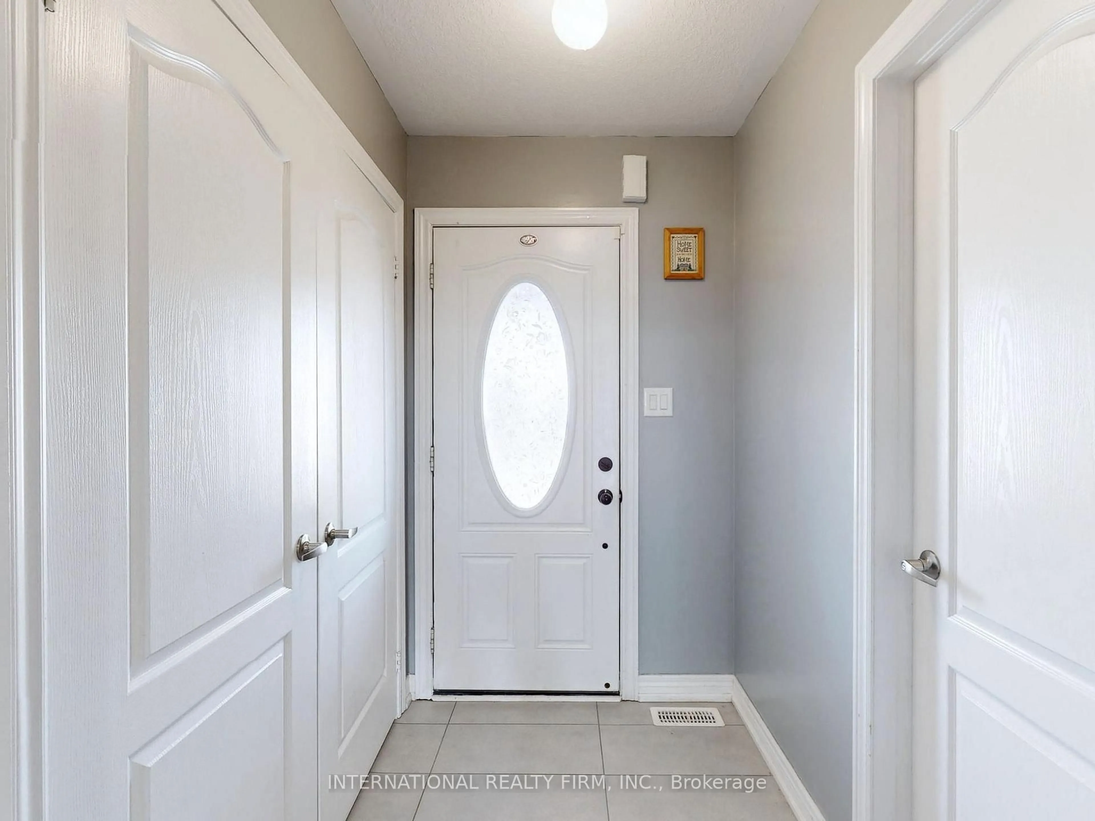 Indoor entryway for 110 Swenson St, New Tecumseth Ontario L9R 0K2