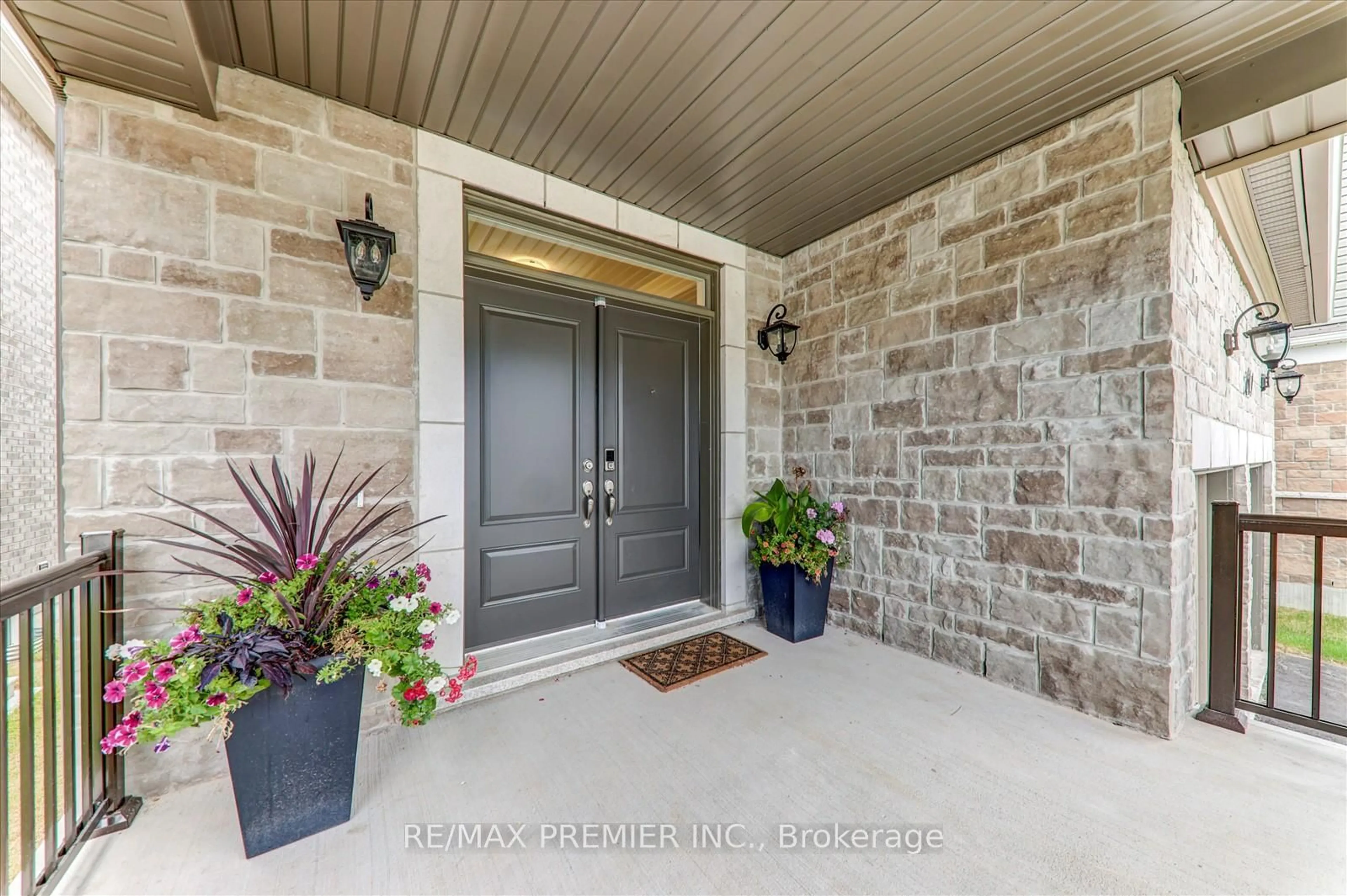 Indoor entryway for 609 Mika St, Innisfil Ontario L9S 0S2