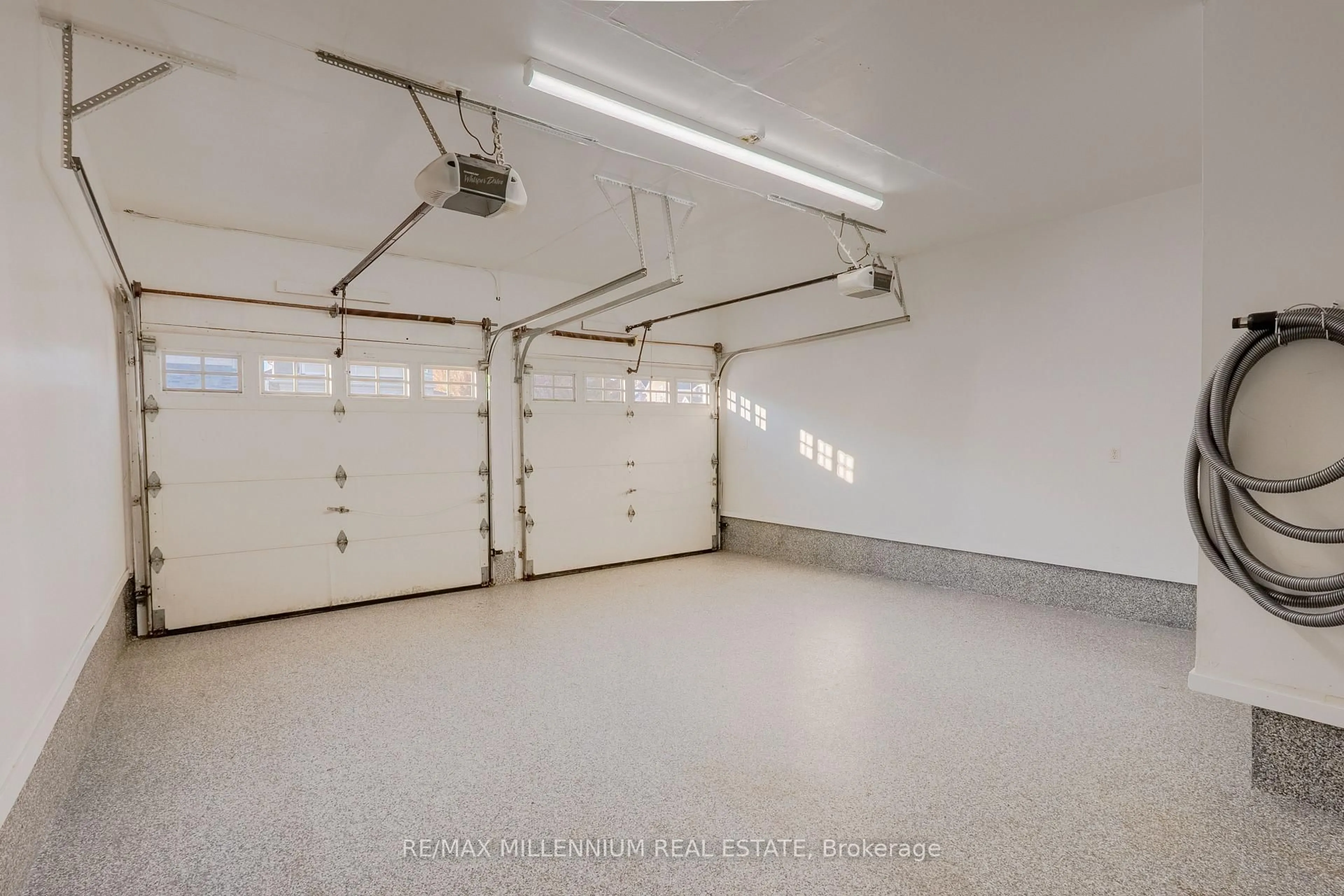 Indoor garage for 1 Bracknell Ave, Markham Ontario L6C 0B2