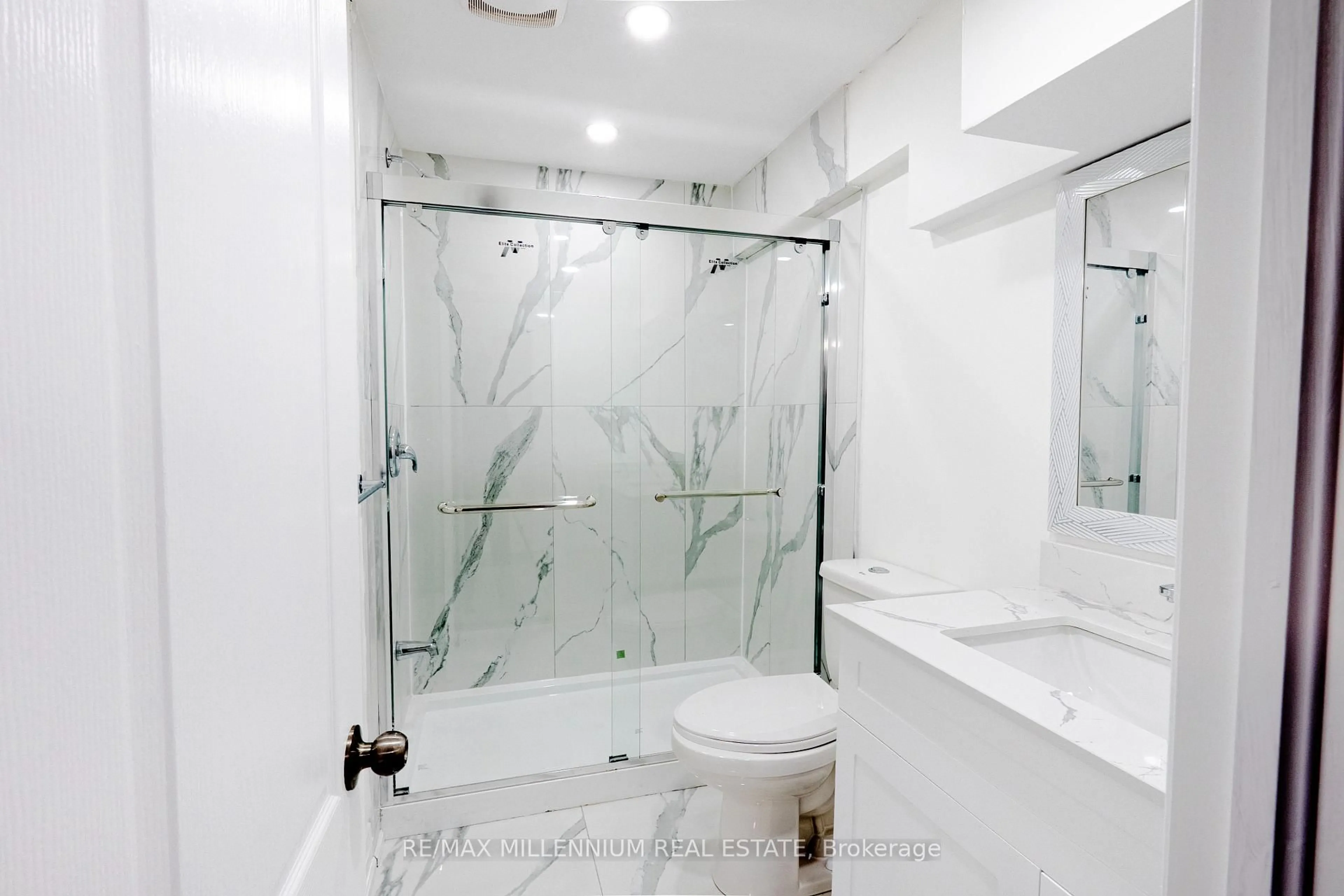 Standard bathroom, ceramic/tile floor for 1 Bracknell Ave, Markham Ontario L6C 0B2