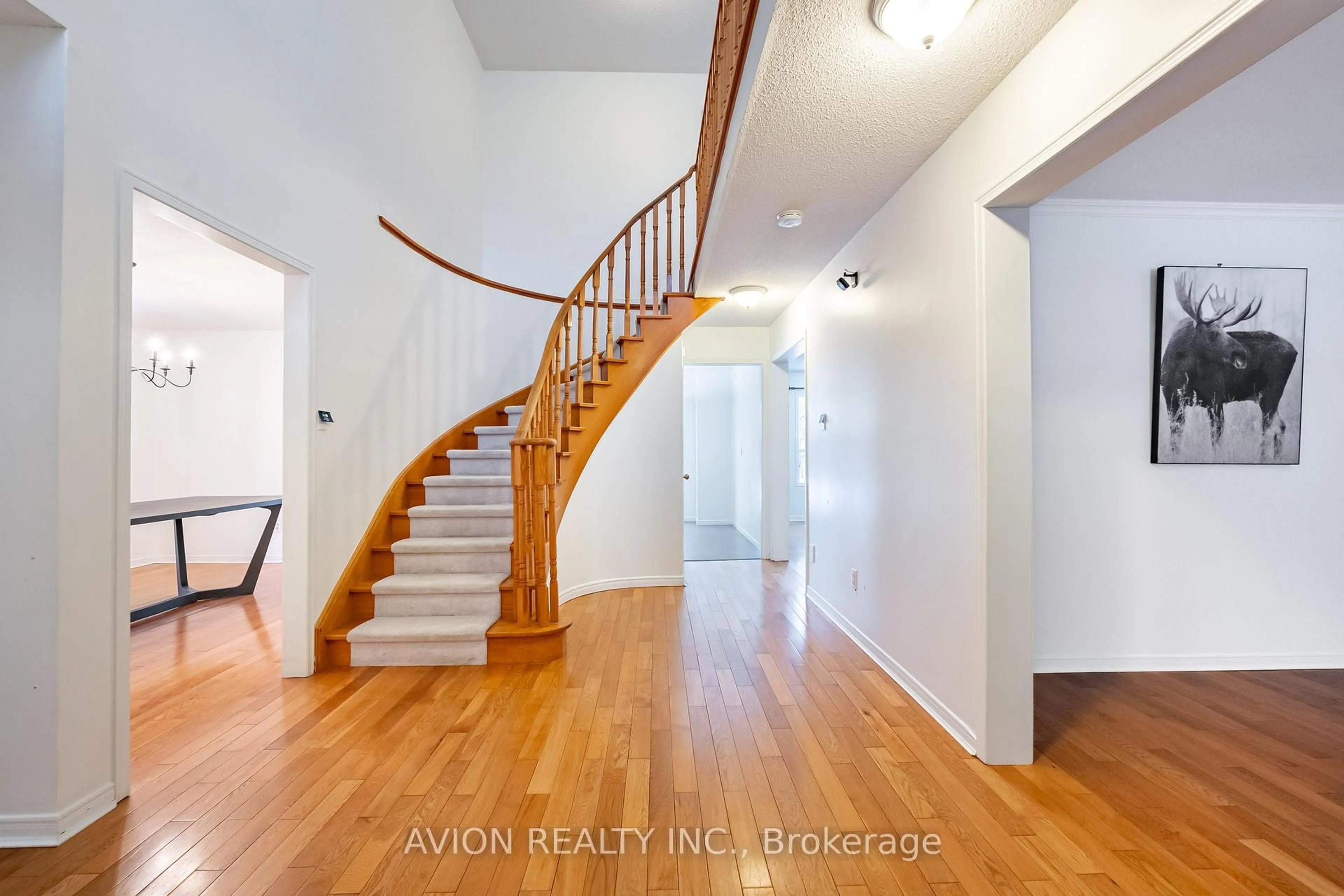 Indoor foyer for 567 Millard St, Whitchurch-Stouffville Ontario L4A 7Z3