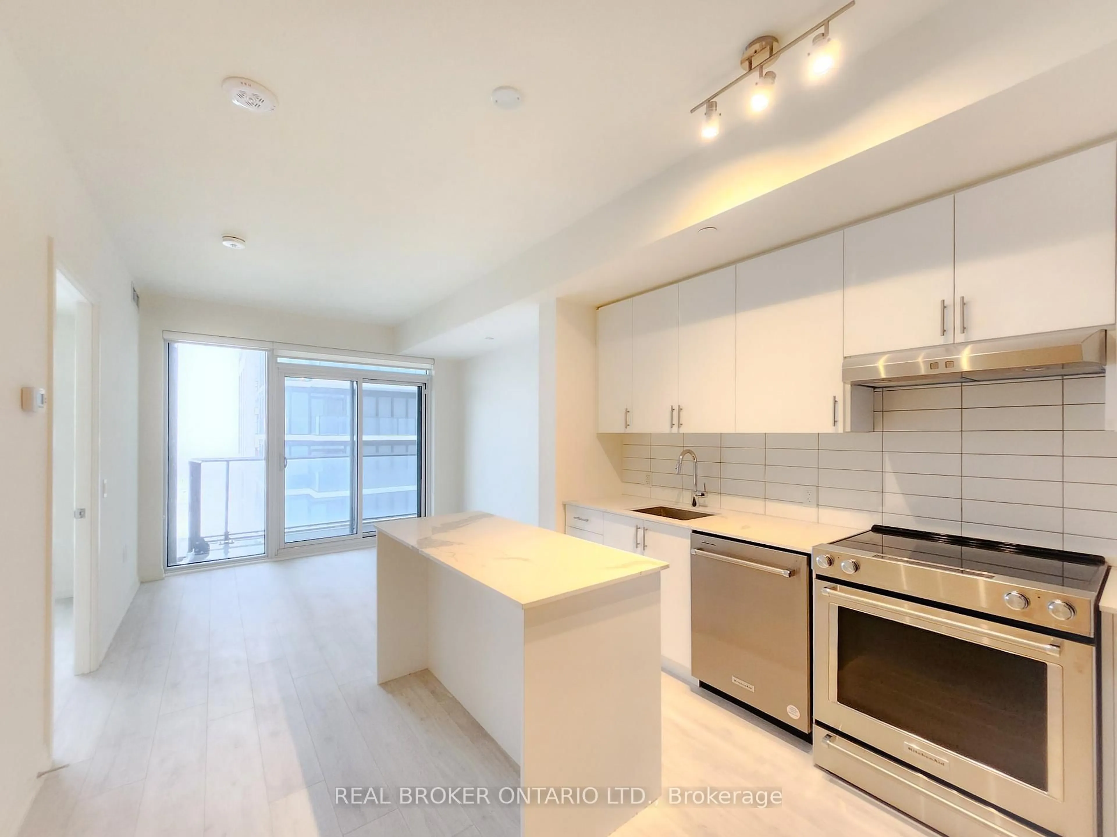 Open concept kitchen, ceramic/tile floor for 9000 Jane St #1825, Vaughan Ontario L4K 0M6