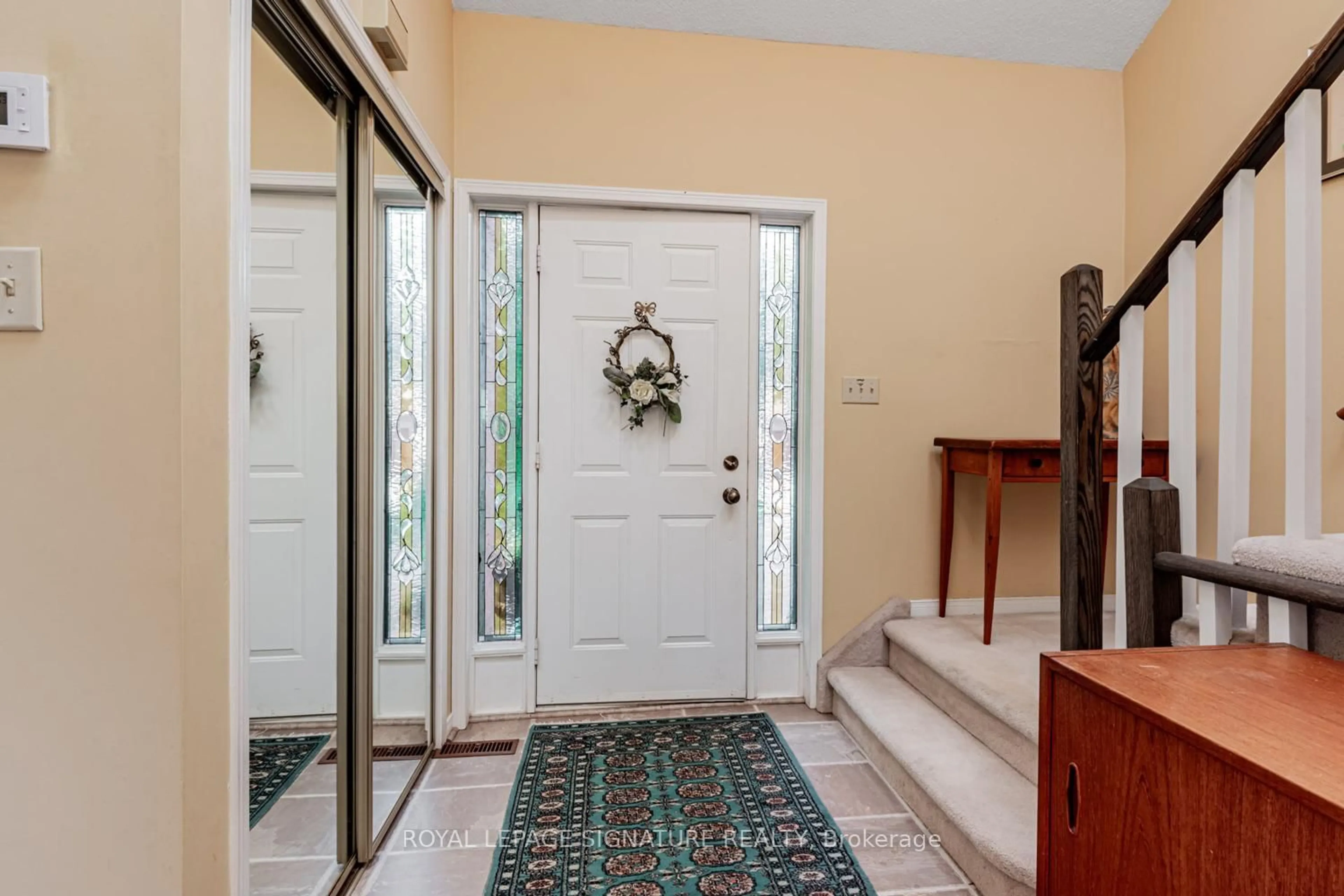 Indoor entryway for 25 Riverview Rd, New Tecumseth Ontario L9R 1R9