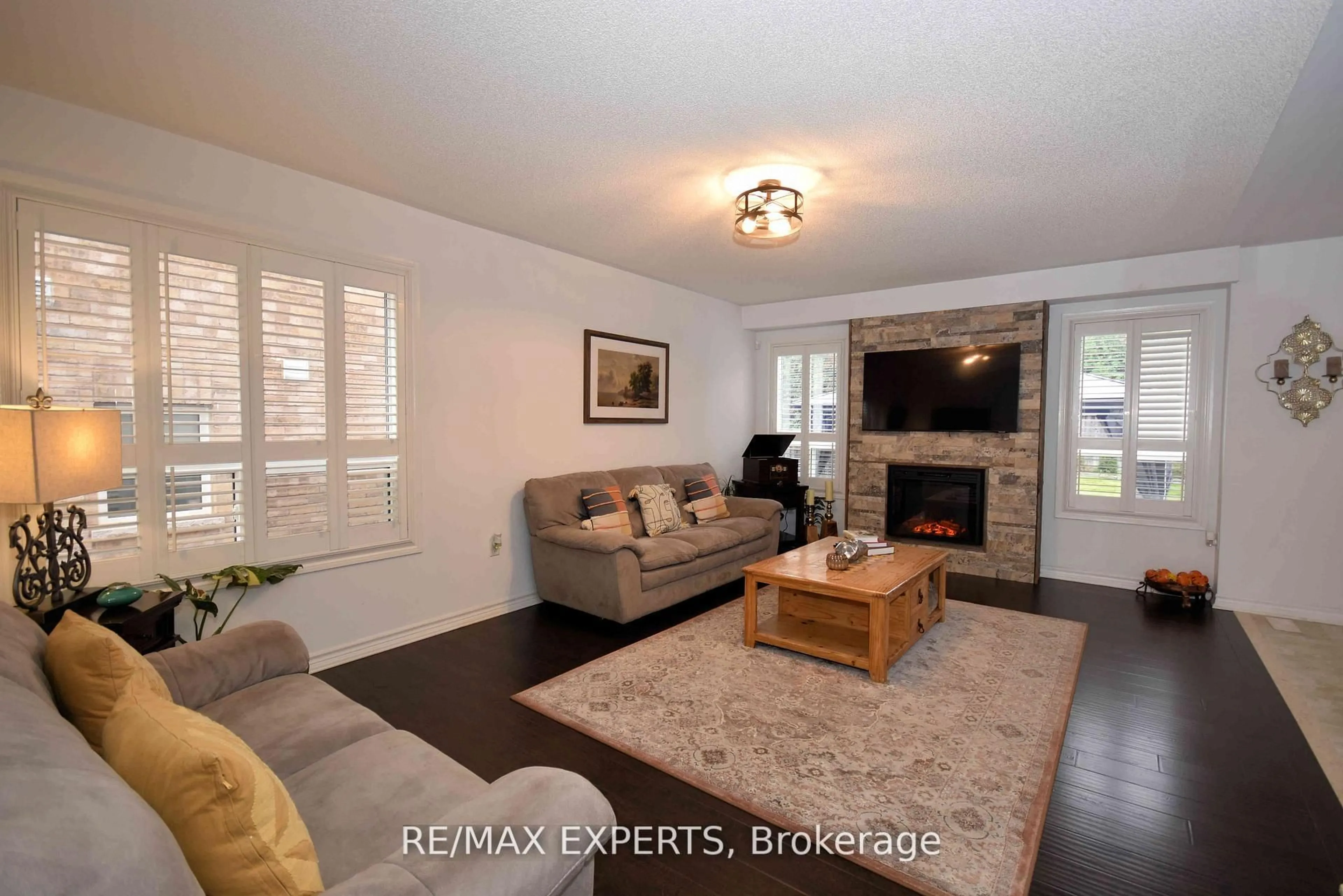 Living room with furniture, wood/laminate floor for 136 Donald Stewart Cres, East Gwillimbury Ontario L0G 1M0