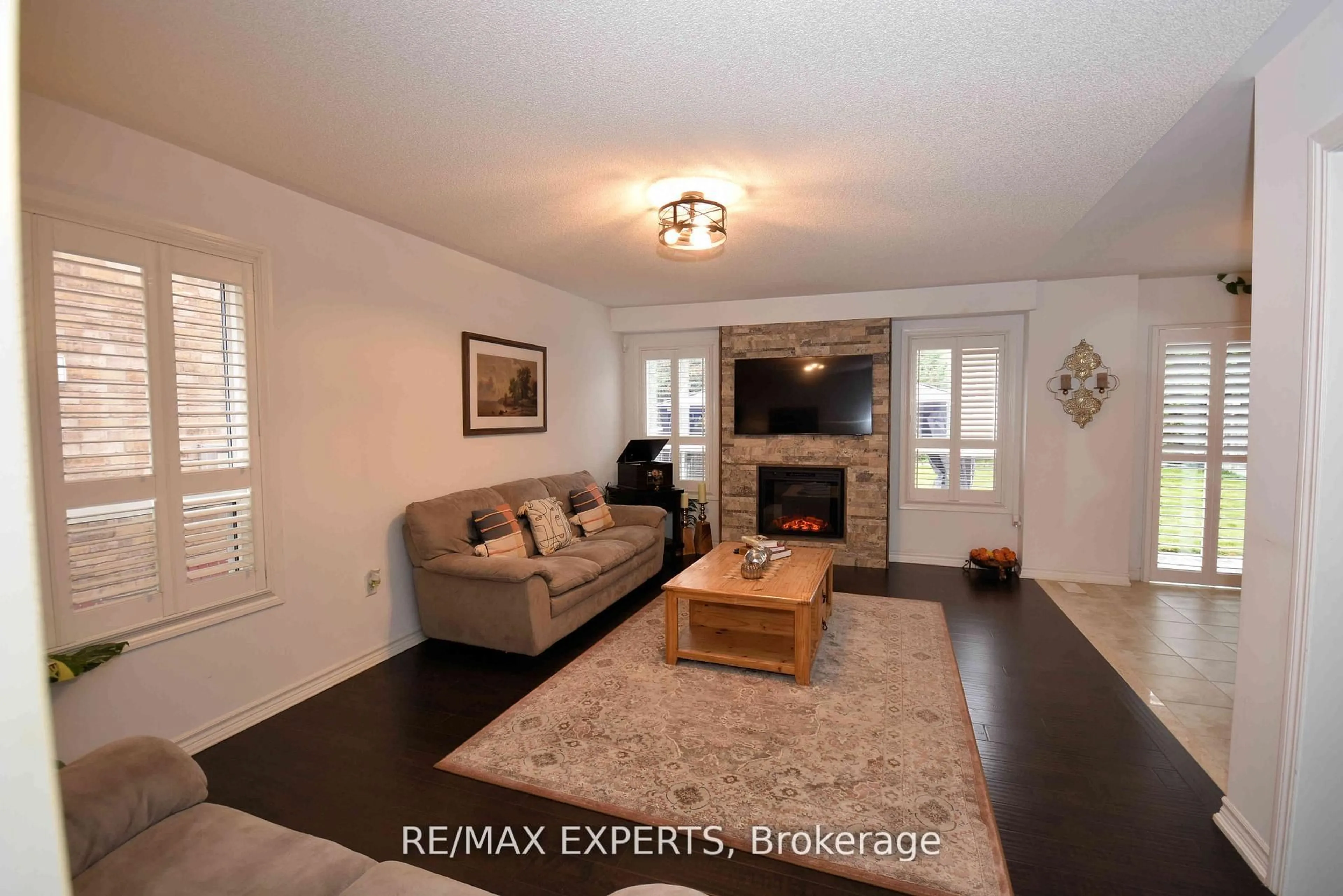 Living room with furniture, wood/laminate floor for 136 Donald Stewart Cres, East Gwillimbury Ontario L0G 1M0