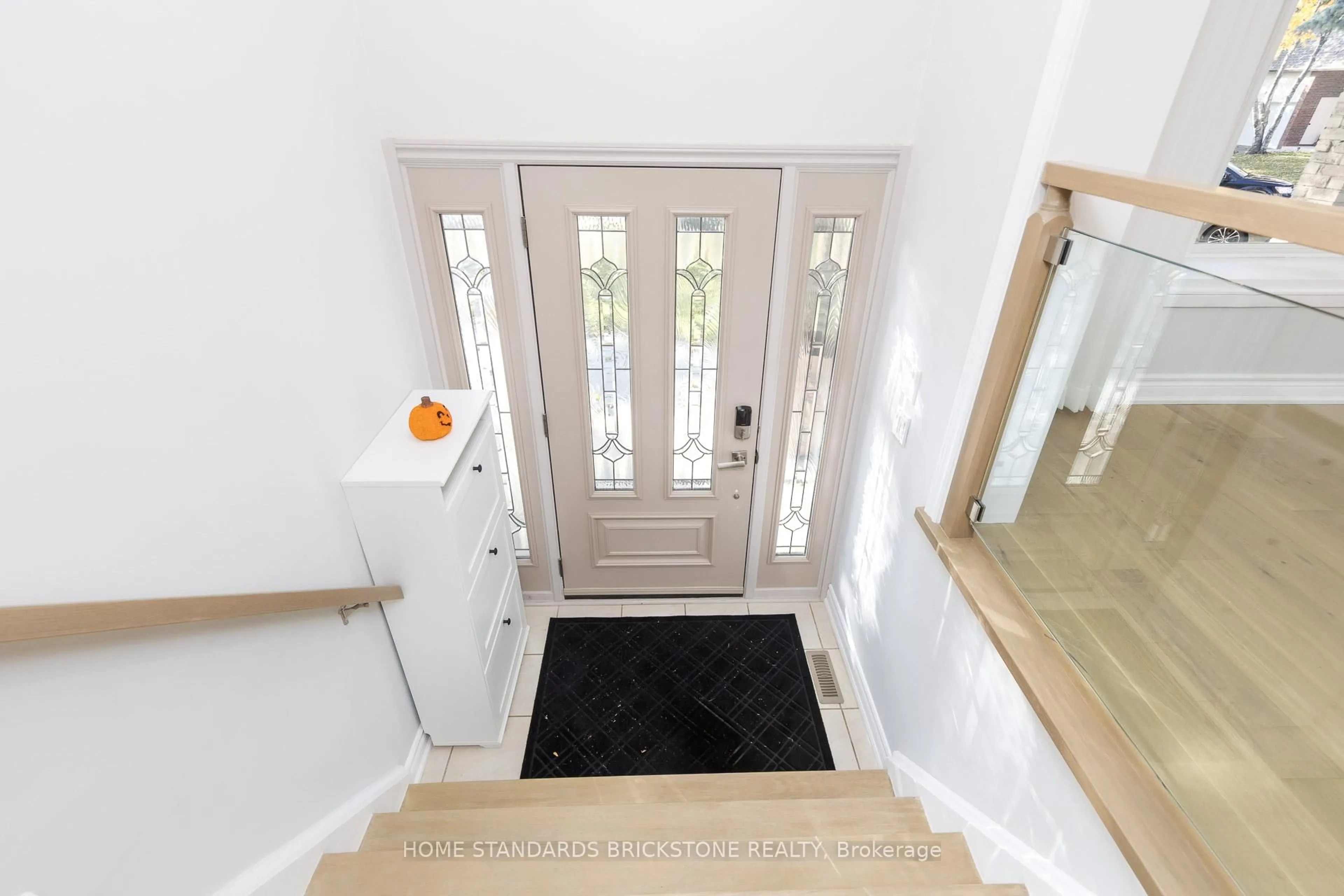 Indoor foyer for 25 Hester Crt, Markham Ontario L3T 3K4