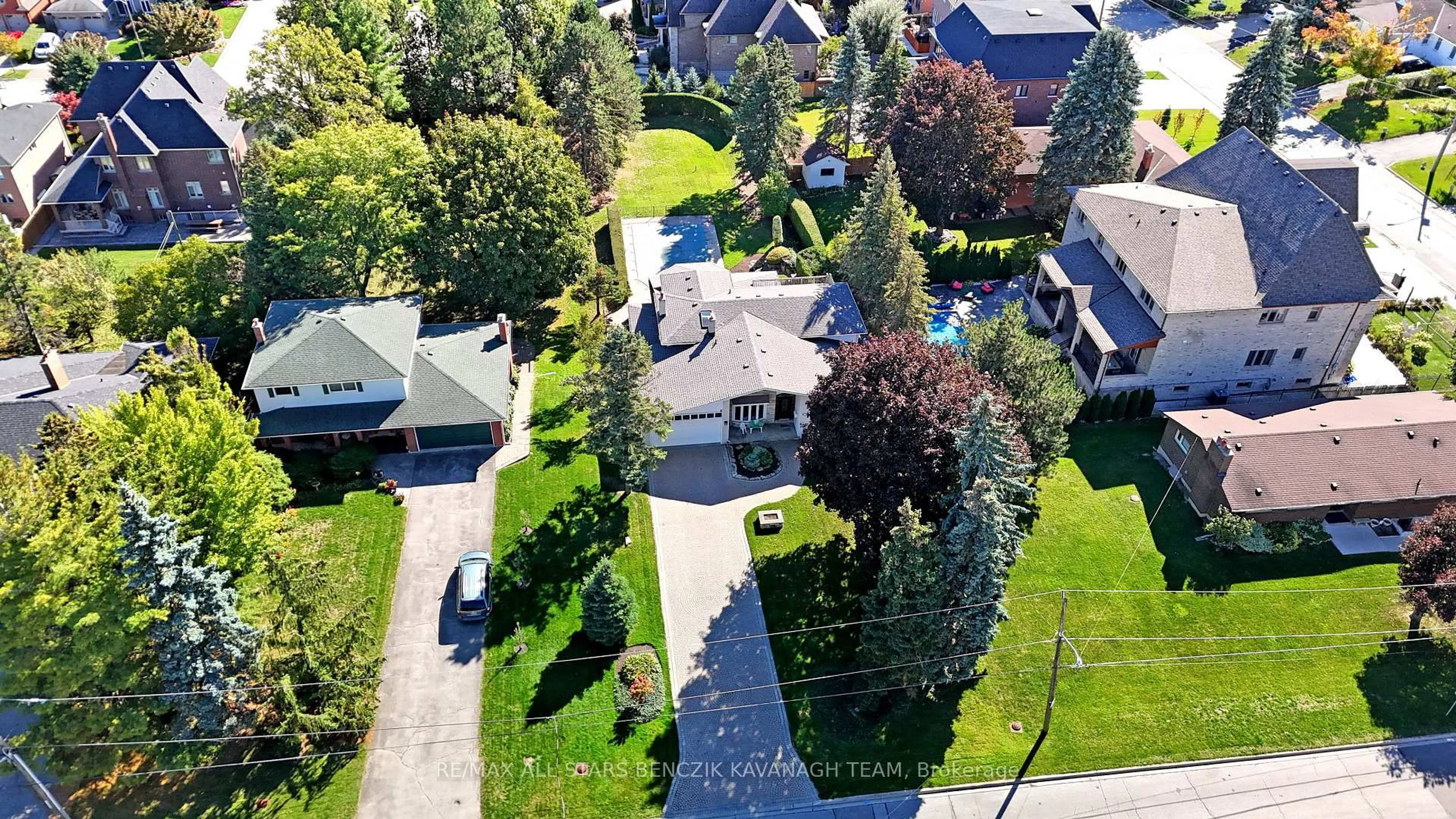 A pic from outside/outdoor area/front of a property/back of a property/a pic from drone, street for 197 May Ave, Richmond Hill Ontario L4C 3S8