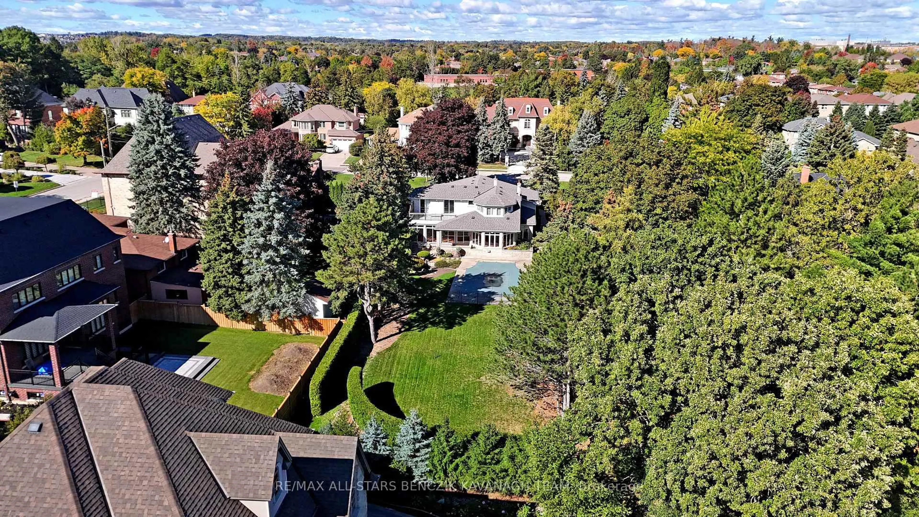 A pic from outside/outdoor area/front of a property/back of a property/a pic from drone, unknown for 197 May Ave, Richmond Hill Ontario L4C 3S8