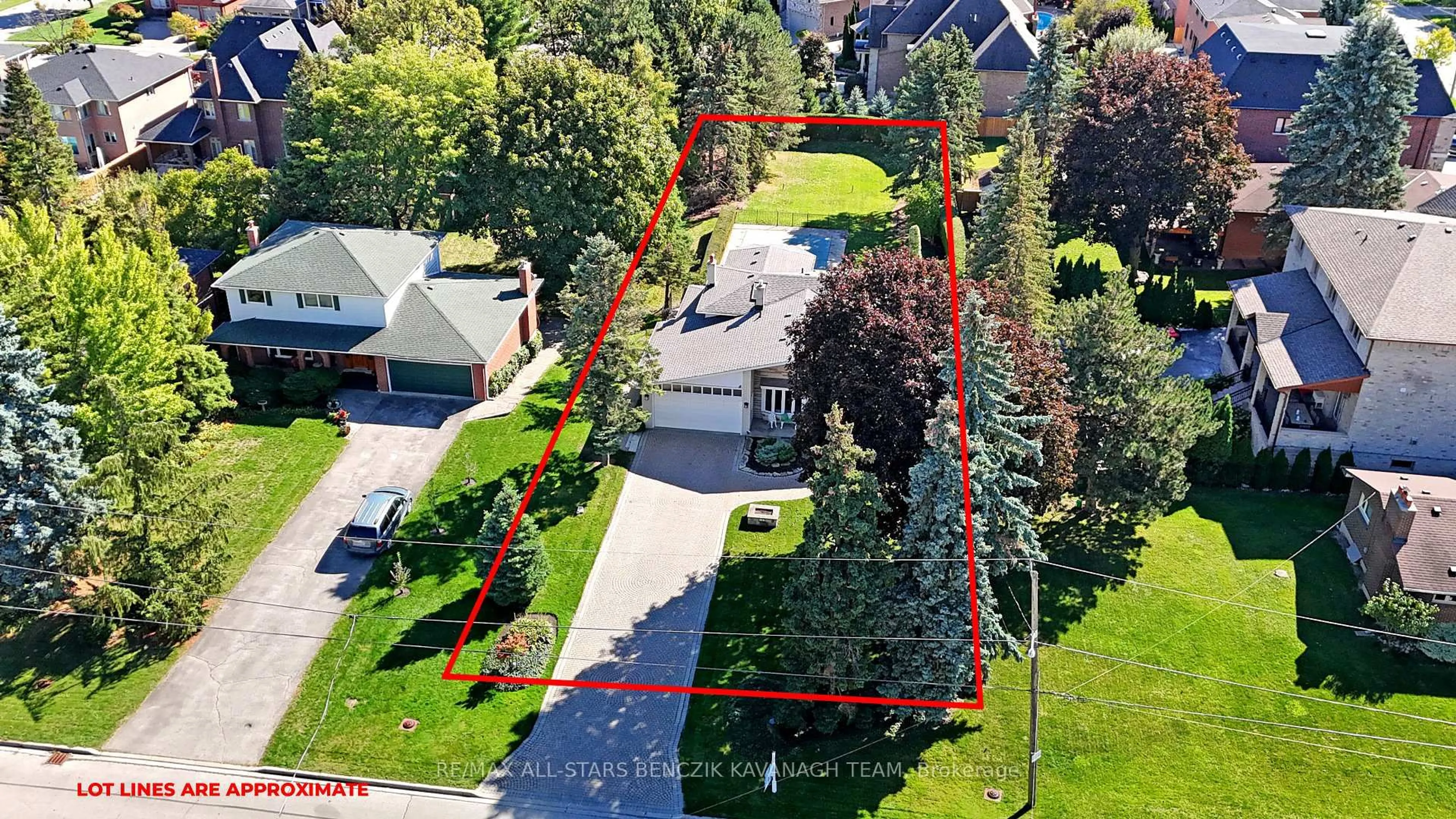 A pic from outside/outdoor area/front of a property/back of a property/a pic from drone, street for 197 May Ave, Richmond Hill Ontario L4C 3S8