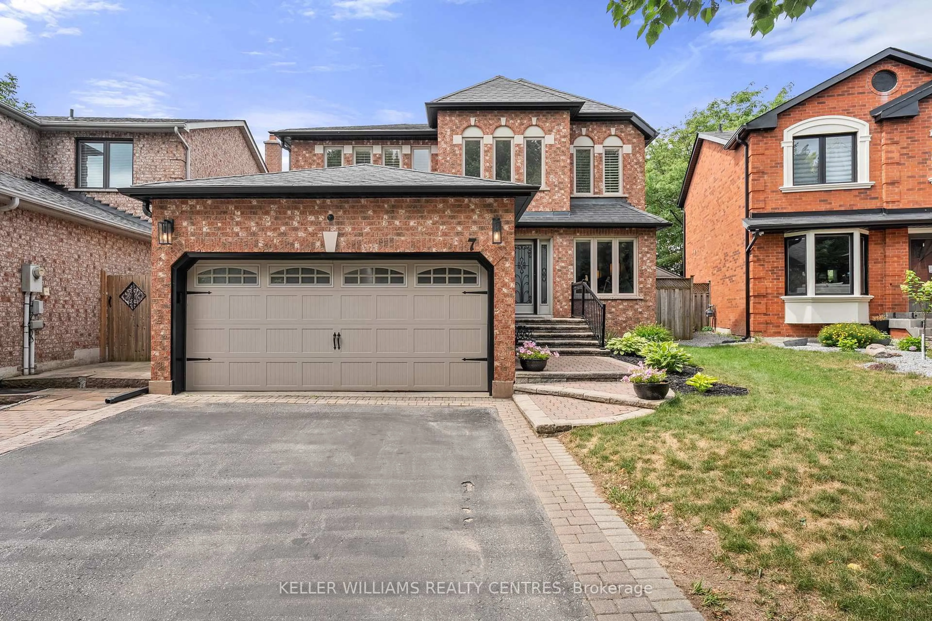 Home with brick exterior material, street for 7 Mahogany Crt, Aurora Ontario L4G 6M8