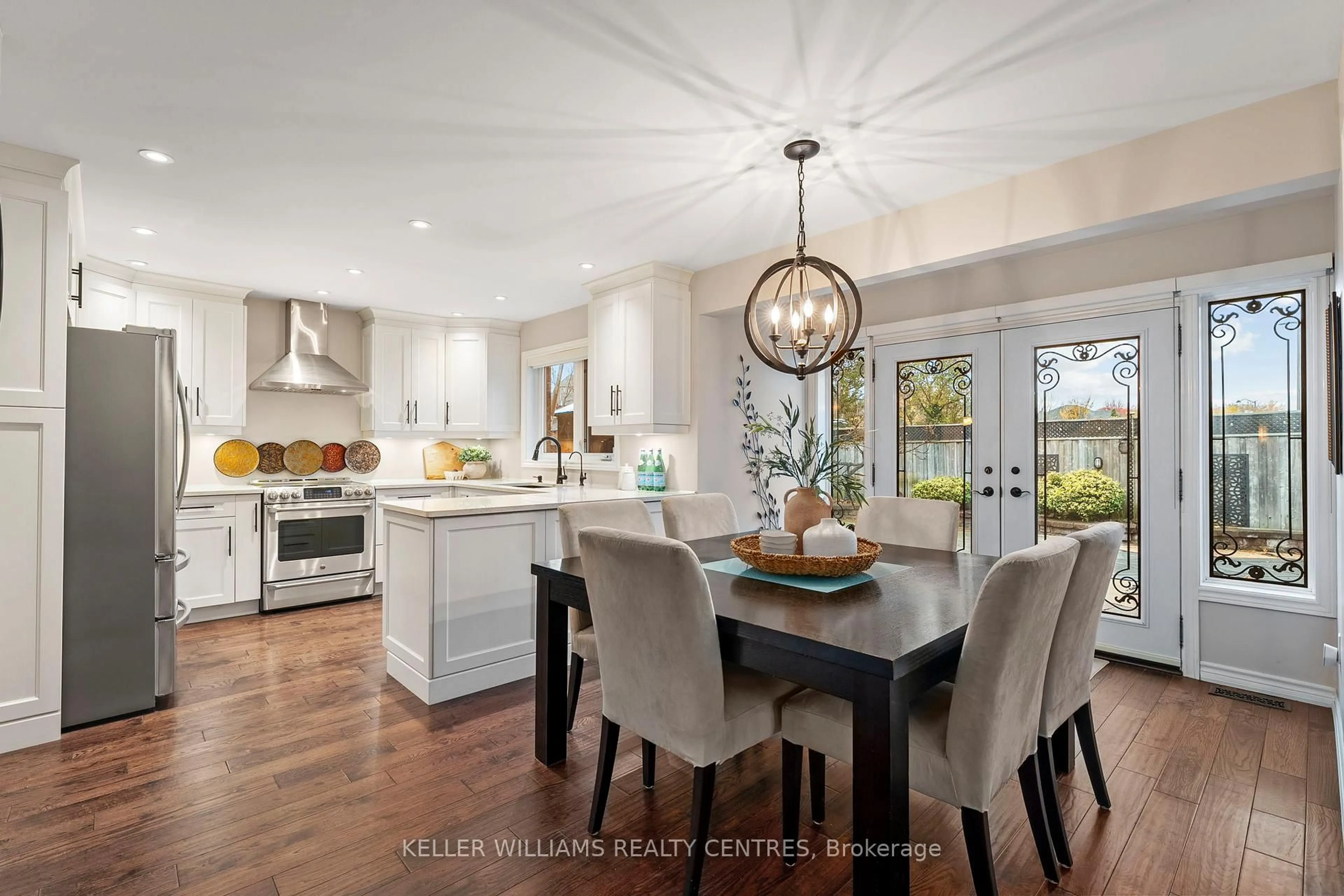 Open concept kitchen, ceramic/tile floor for 7 Mahogany Crt, Aurora Ontario L4G 6M8