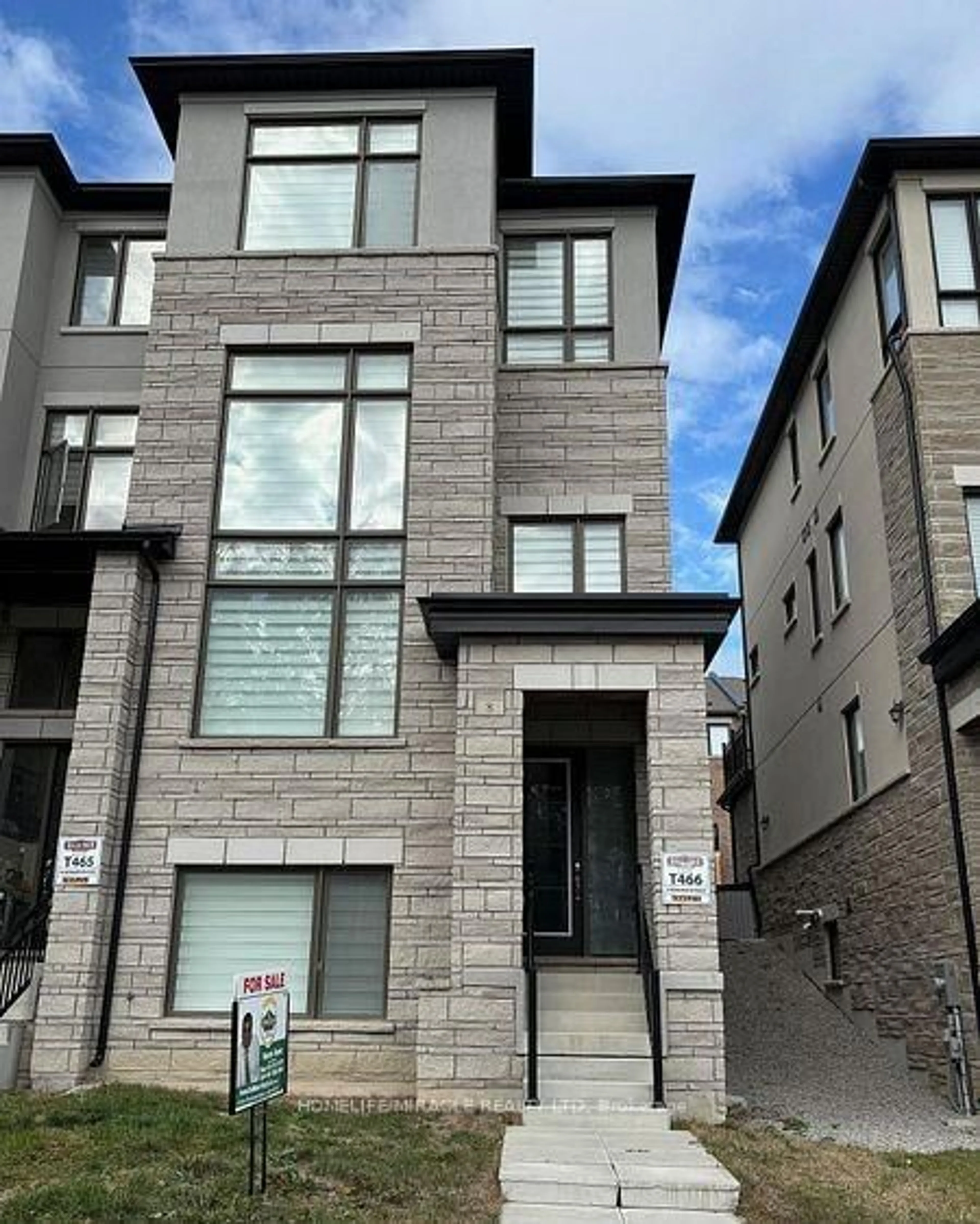 Home with brick exterior material, street for 8 Bennington Rd, Newmarket Ontario L3X 0M8