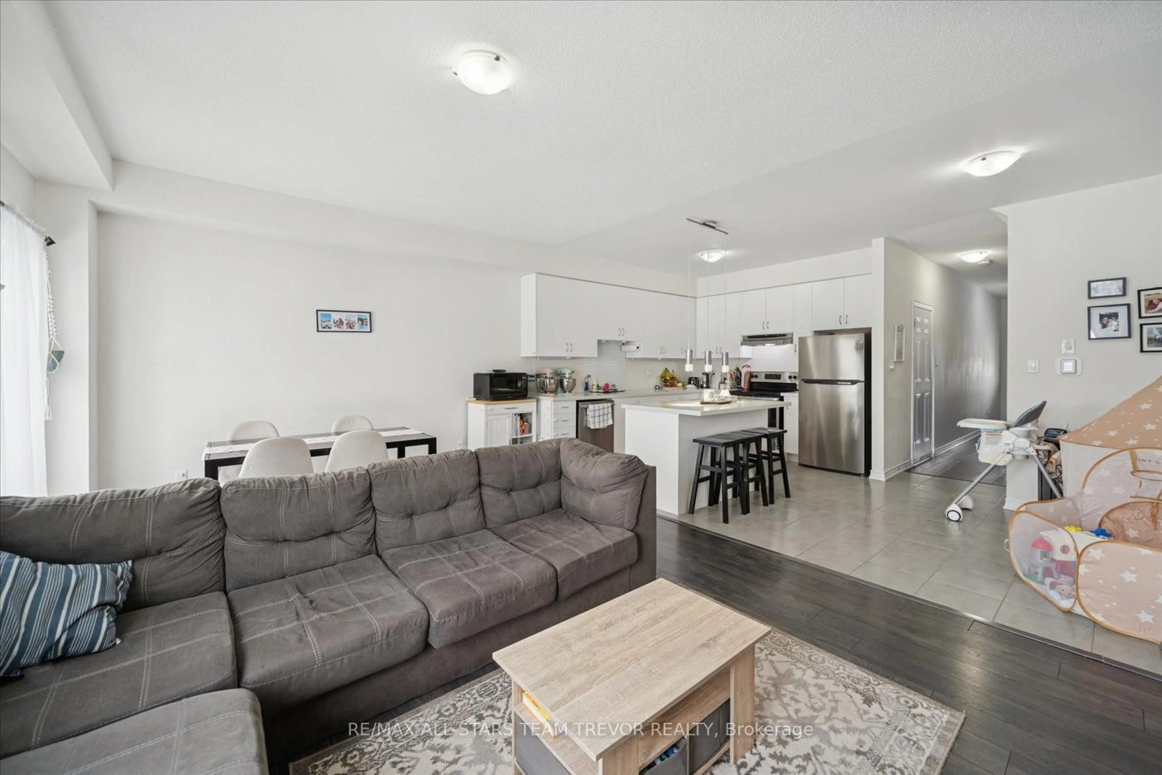 Living room with furniture, unknown for 1265 Harrington St, Innisfil Ontario L0L 1W0