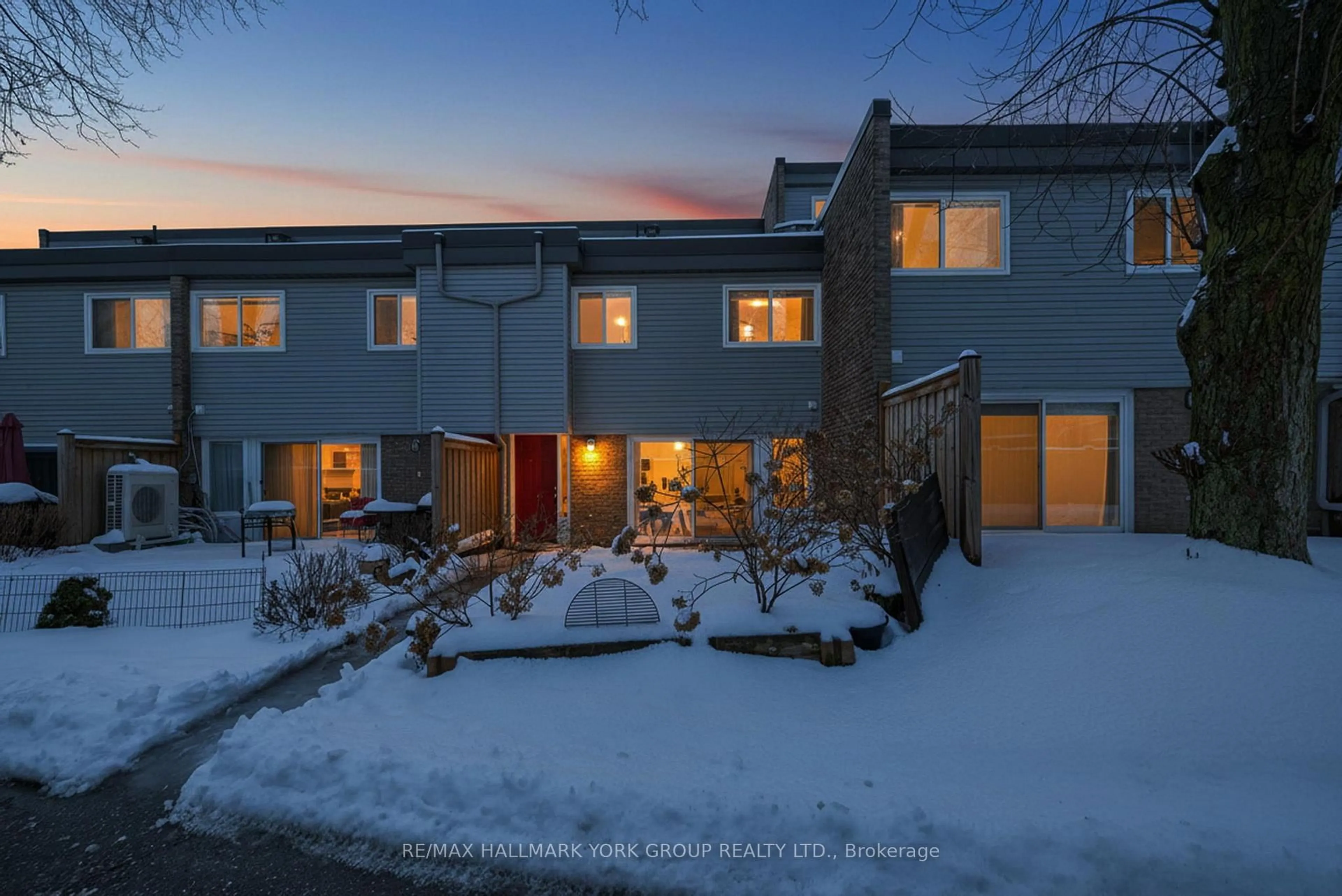 A pic from outside/outdoor area/front of a property/back of a property/a pic from drone, street for 169 Milestone Cres #33, Aurora Ontario L4G 3M2