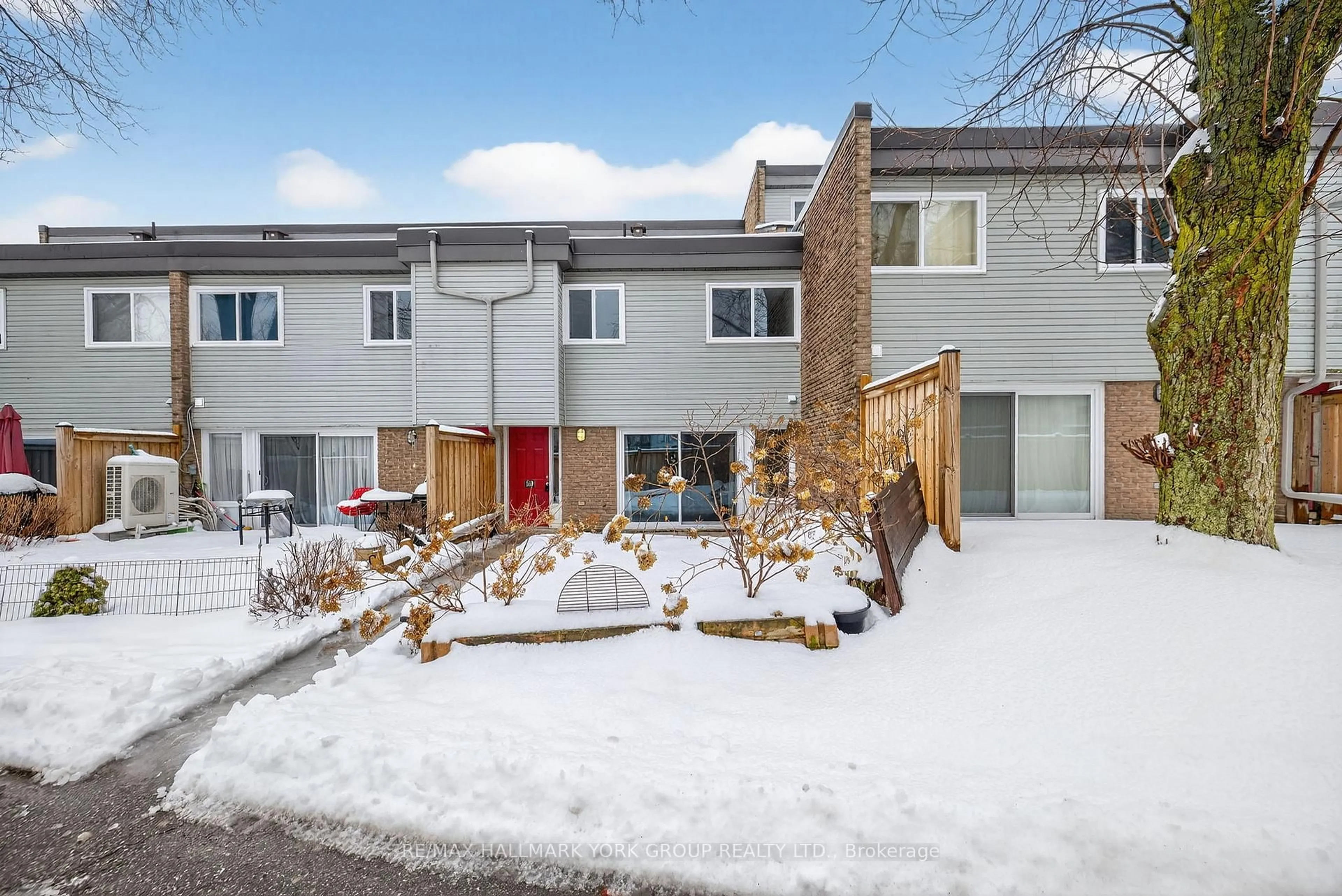 A pic from outside/outdoor area/front of a property/back of a property/a pic from drone, street for 169 Milestone Cres #33, Aurora Ontario L4G 3M2