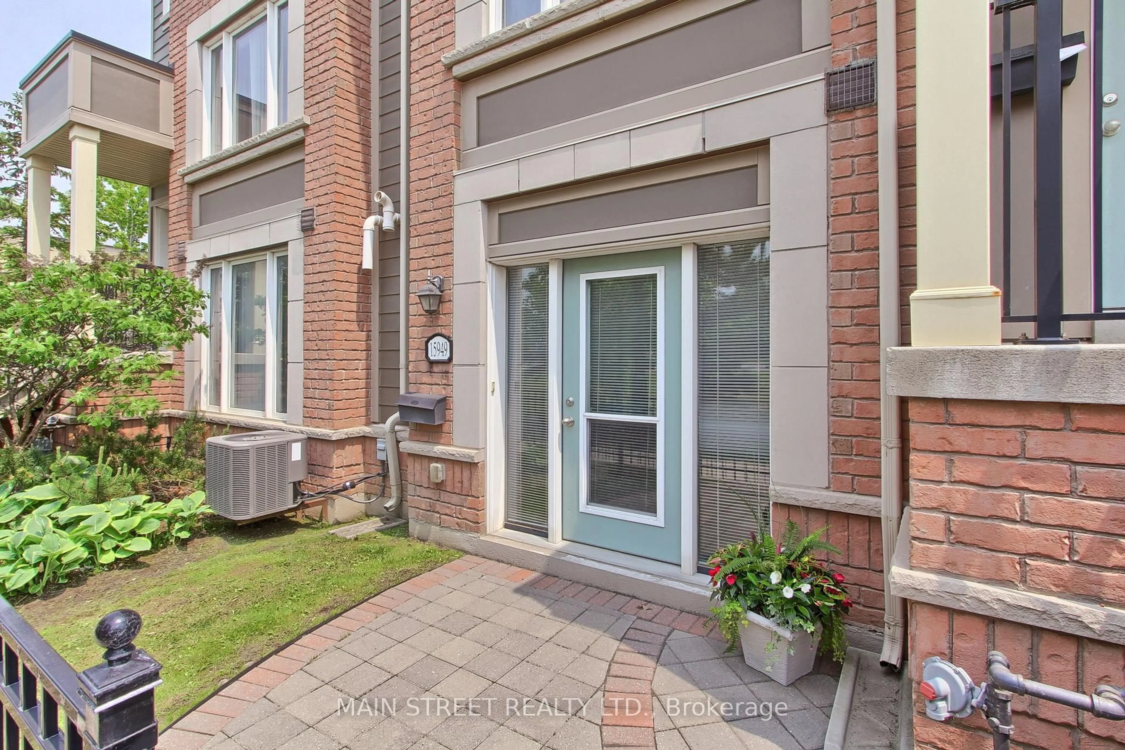 Indoor entryway for 15949 Bayview Ave #4, Aurora Ontario L4G 0S3