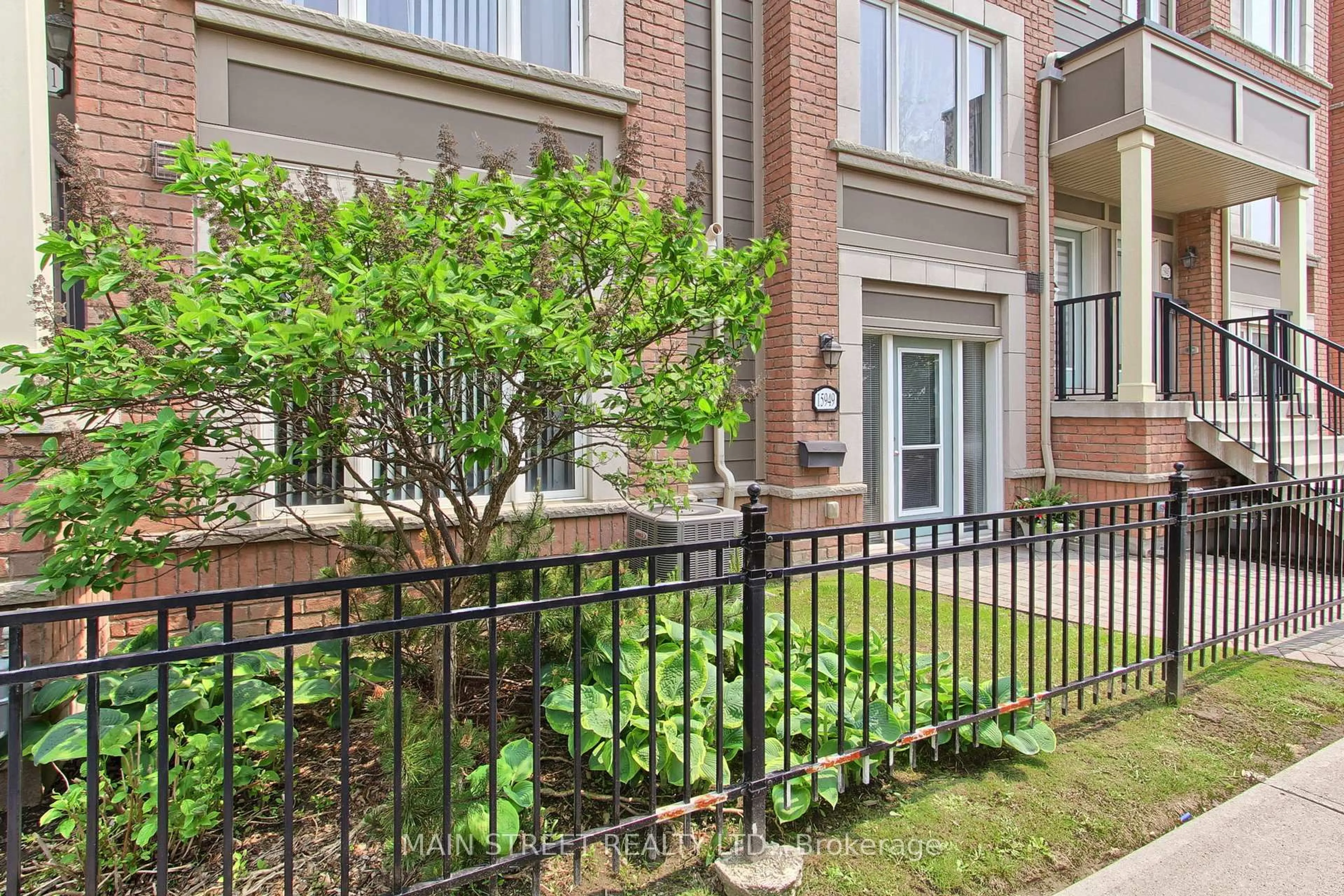 Patio, street for 15949 Bayview Ave #4, Aurora Ontario L4G 0S3