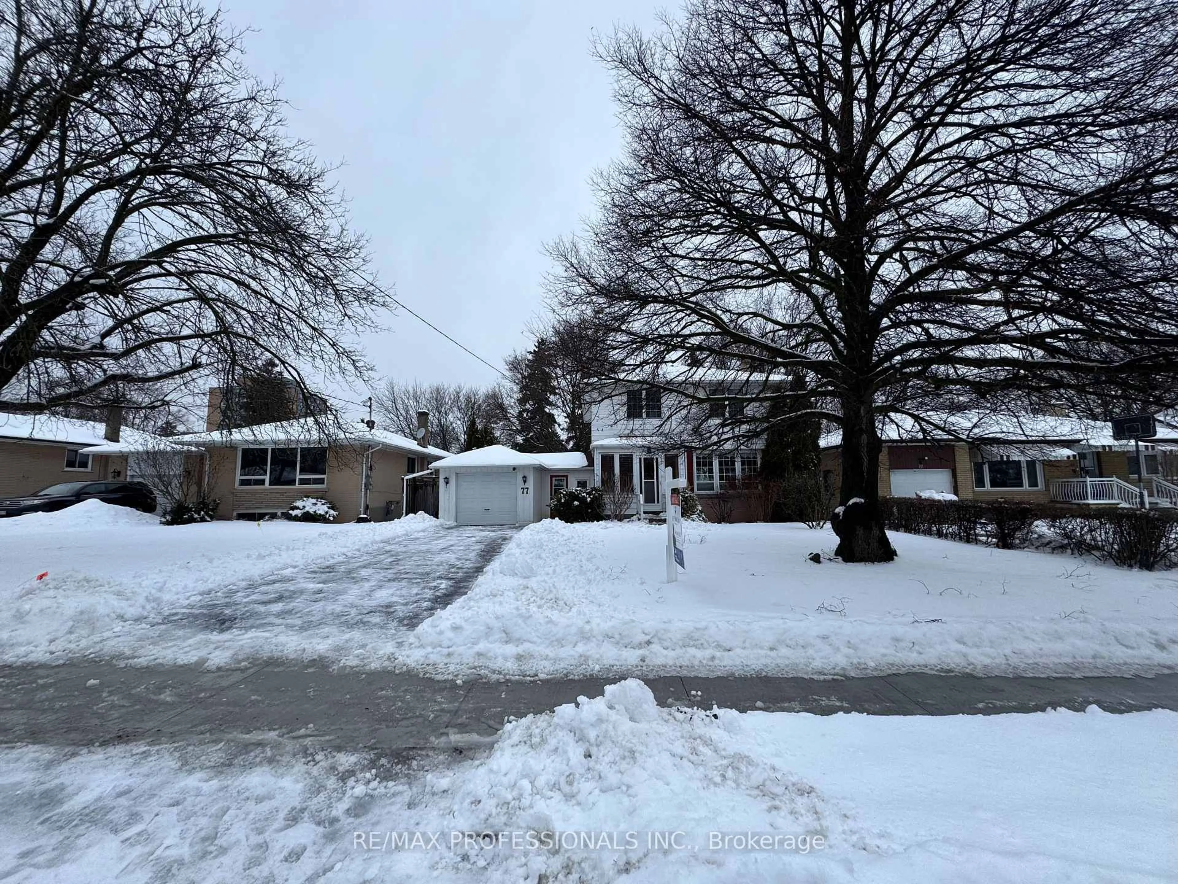 A pic from outside/outdoor area/front of a property/back of a property/a pic from drone, street for 77 Bedford Park Ave, Richmond Hill Ontario L4C 2N9