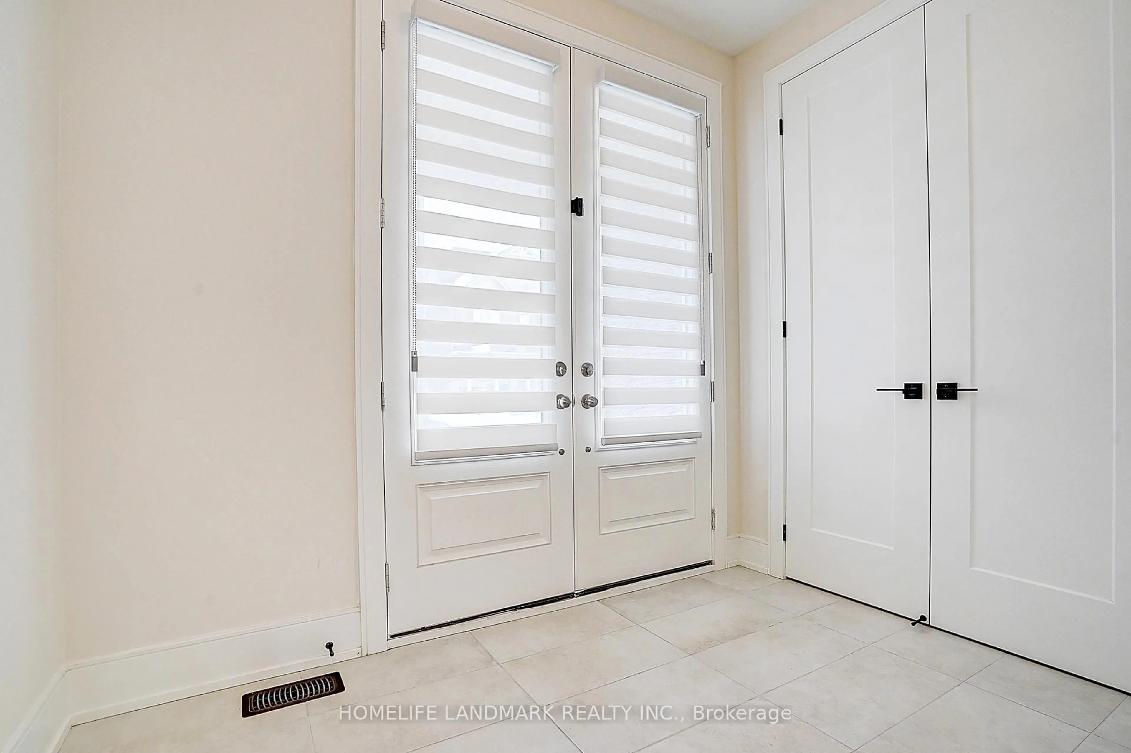 Indoor entryway for 106 Angus Morton Cres, East Gwillimbury Ontario L9N 1S4