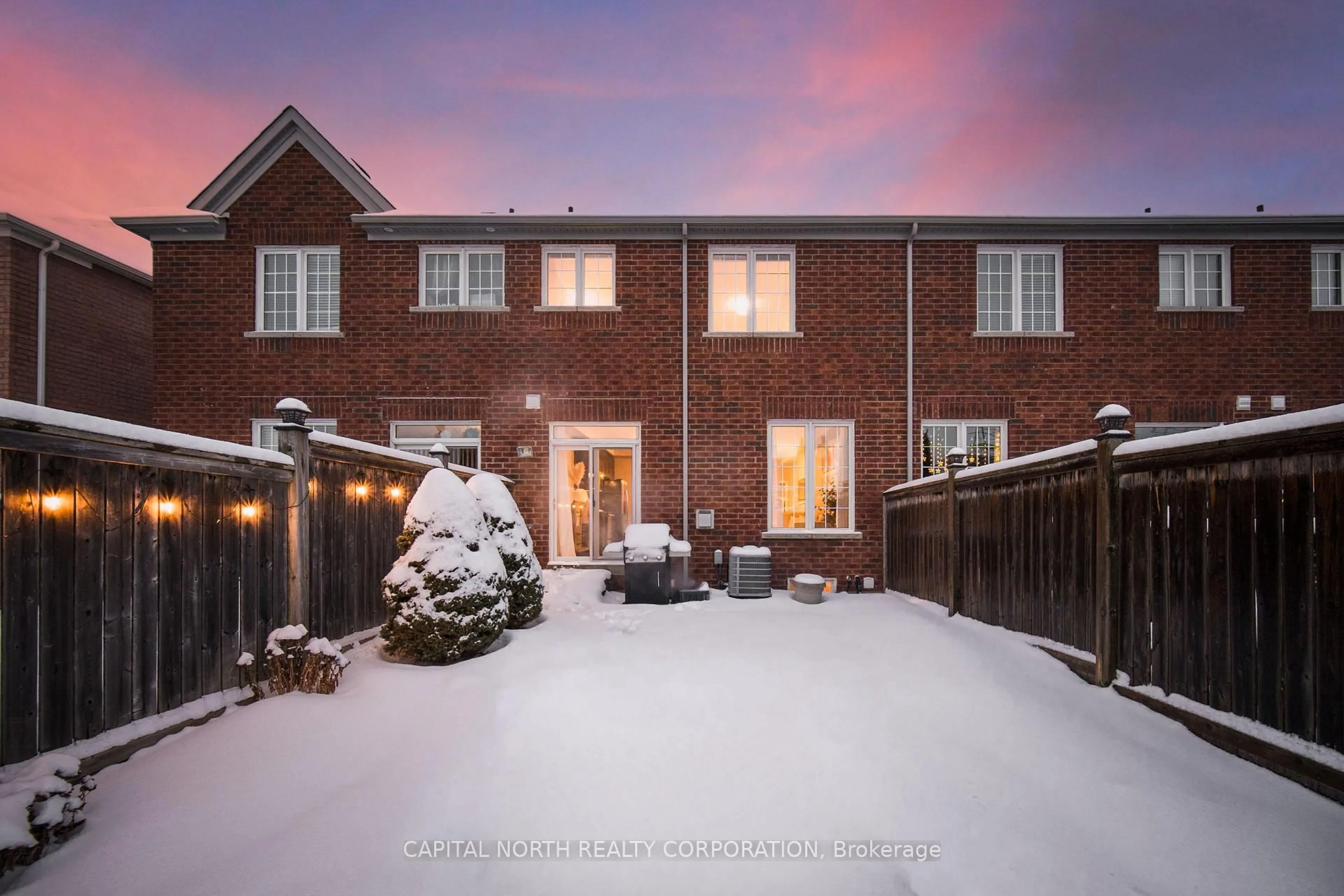 A pic from outside/outdoor area/front of a property/back of a property/a pic from drone, street for 24 Gosnel Circ, Bradford West Gwillimbury Ontario L3Z 0G4