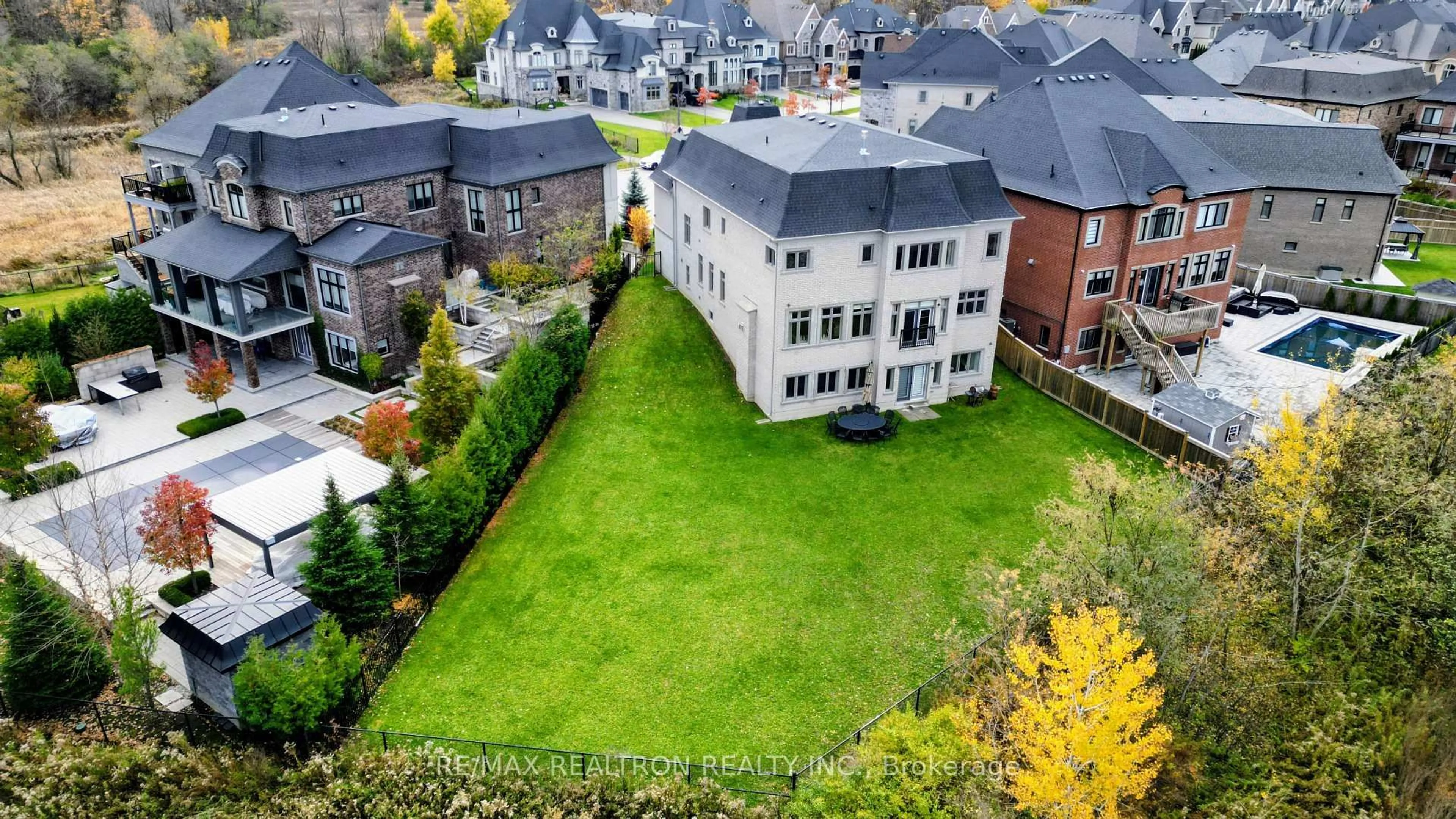A pic from outside/outdoor area/front of a property/back of a property/a pic from drone, unknown for 56 Ria Crt, King Ontario L7B 0N5