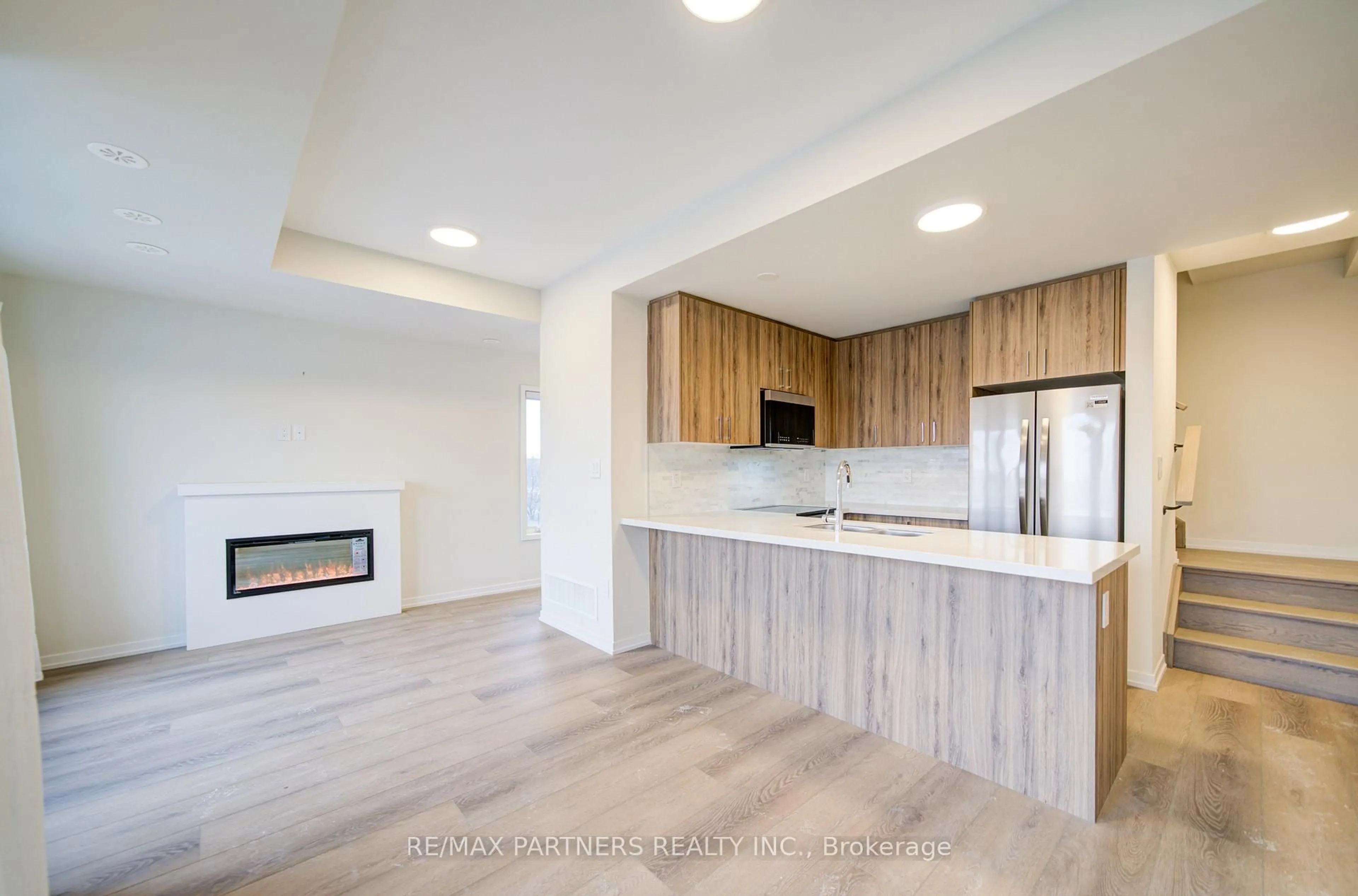 Open concept kitchen, unknown for 152 Matawin Lane, Richmond Hill Ontario L4B 0H7