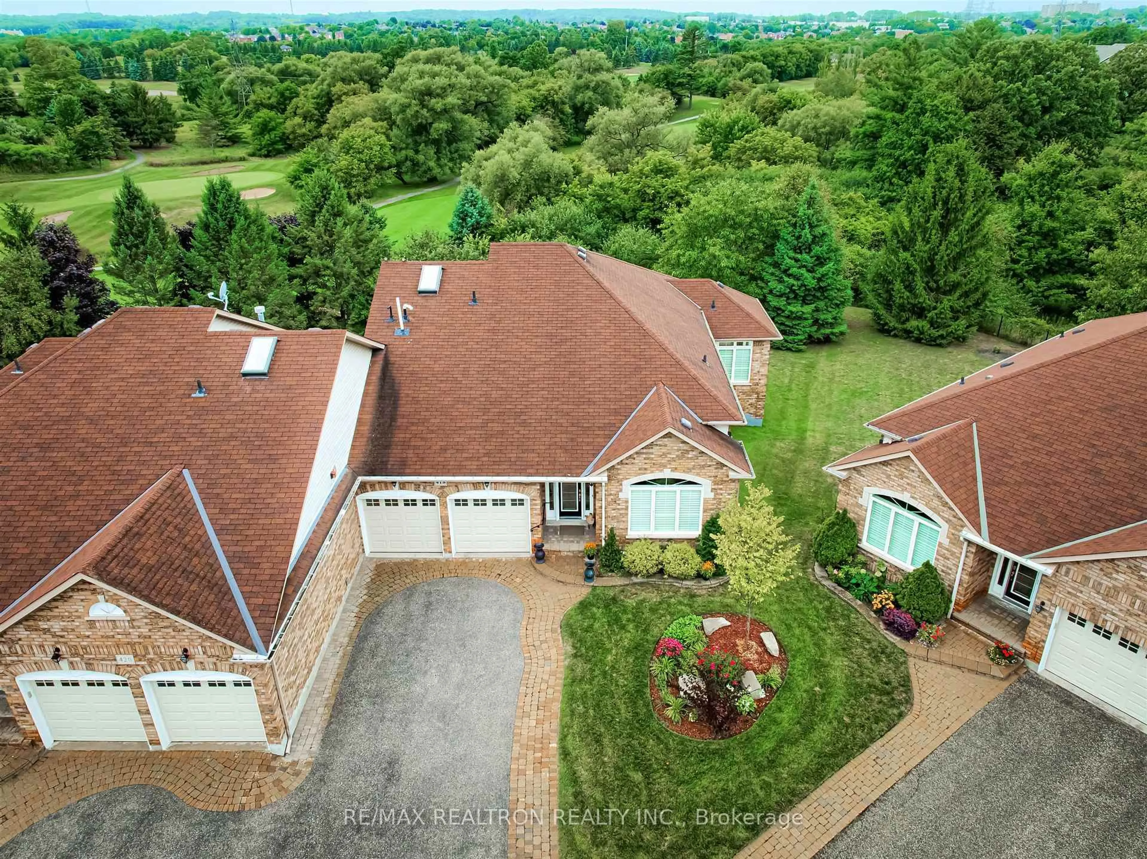 A pic from outside/outdoor area/front of a property/back of a property/a pic from drone, unknown for 418 Morley Cook Cres, Newmarket Ontario L3X 2M3