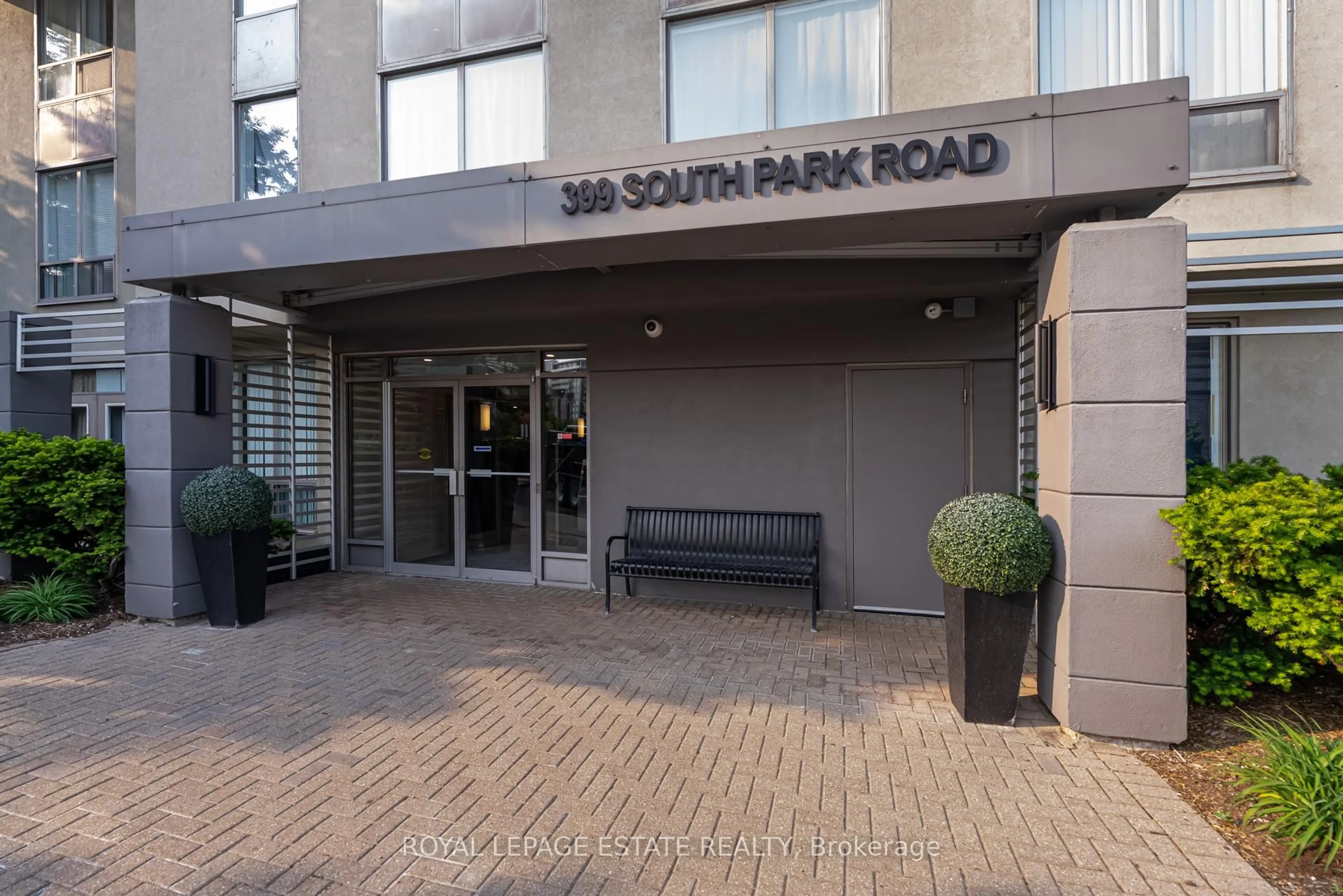 Patio, street for 399 South Park Rd #806, Markham Ontario L3T 7W6