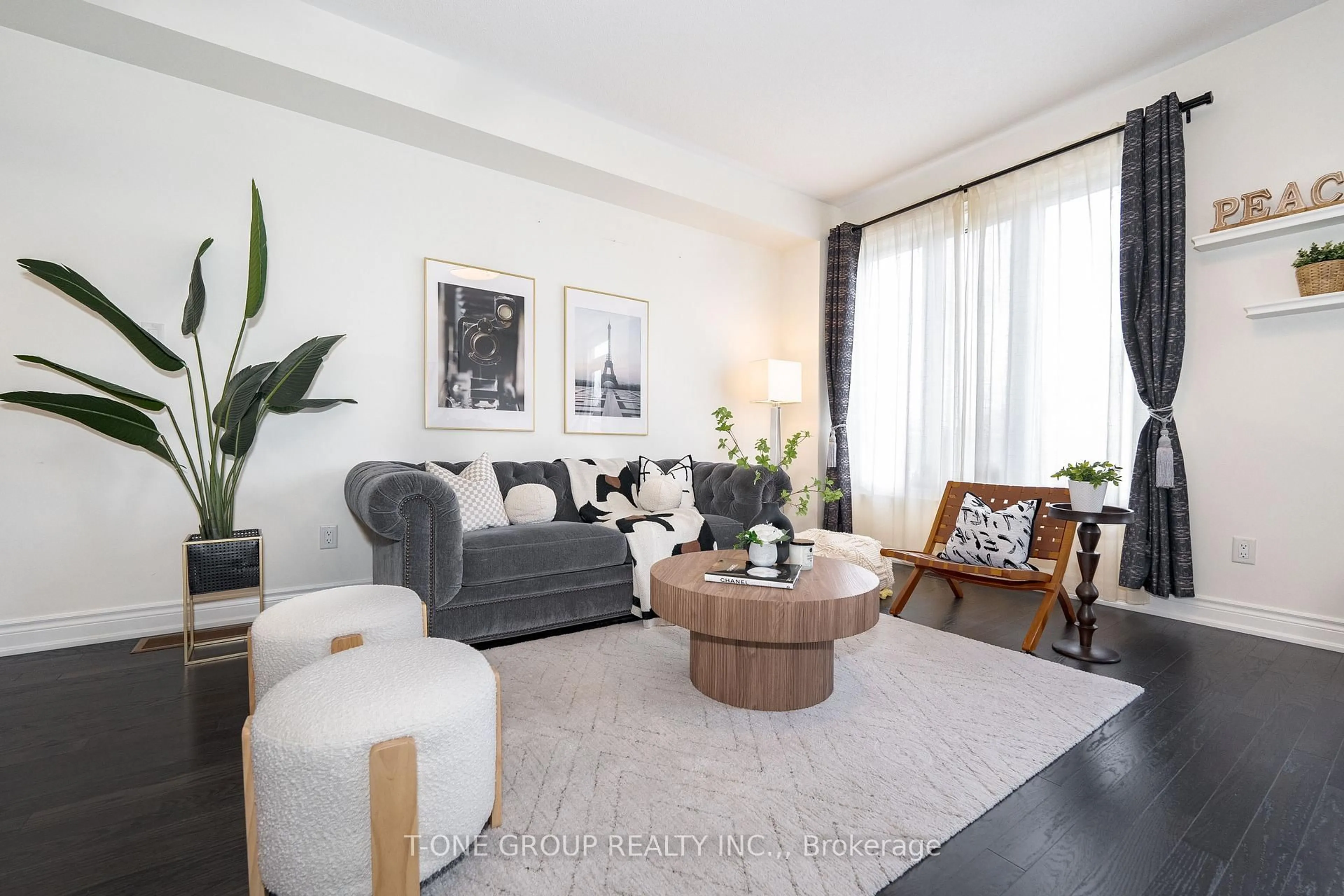 Living room with furniture, unknown for 24 Briarfield Ave, East Gwillimbury Ontario L9N 0P5