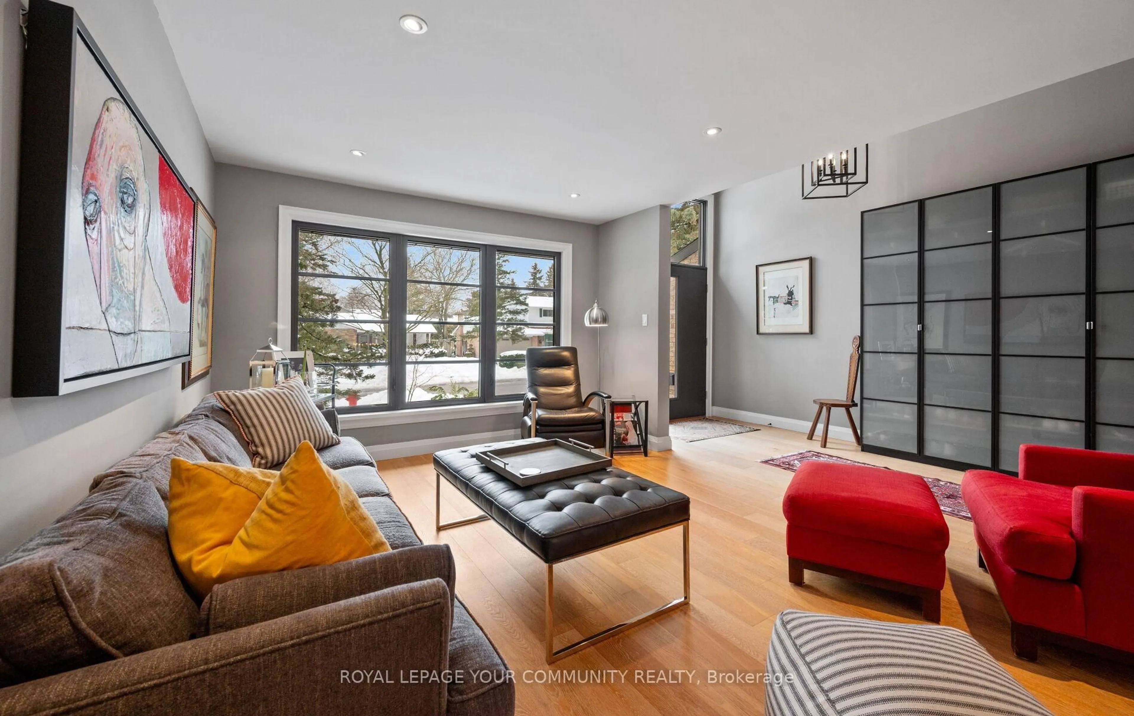 Living room with furniture, unknown for 12 Glenview Dr, Aurora Ontario L4G 2G8