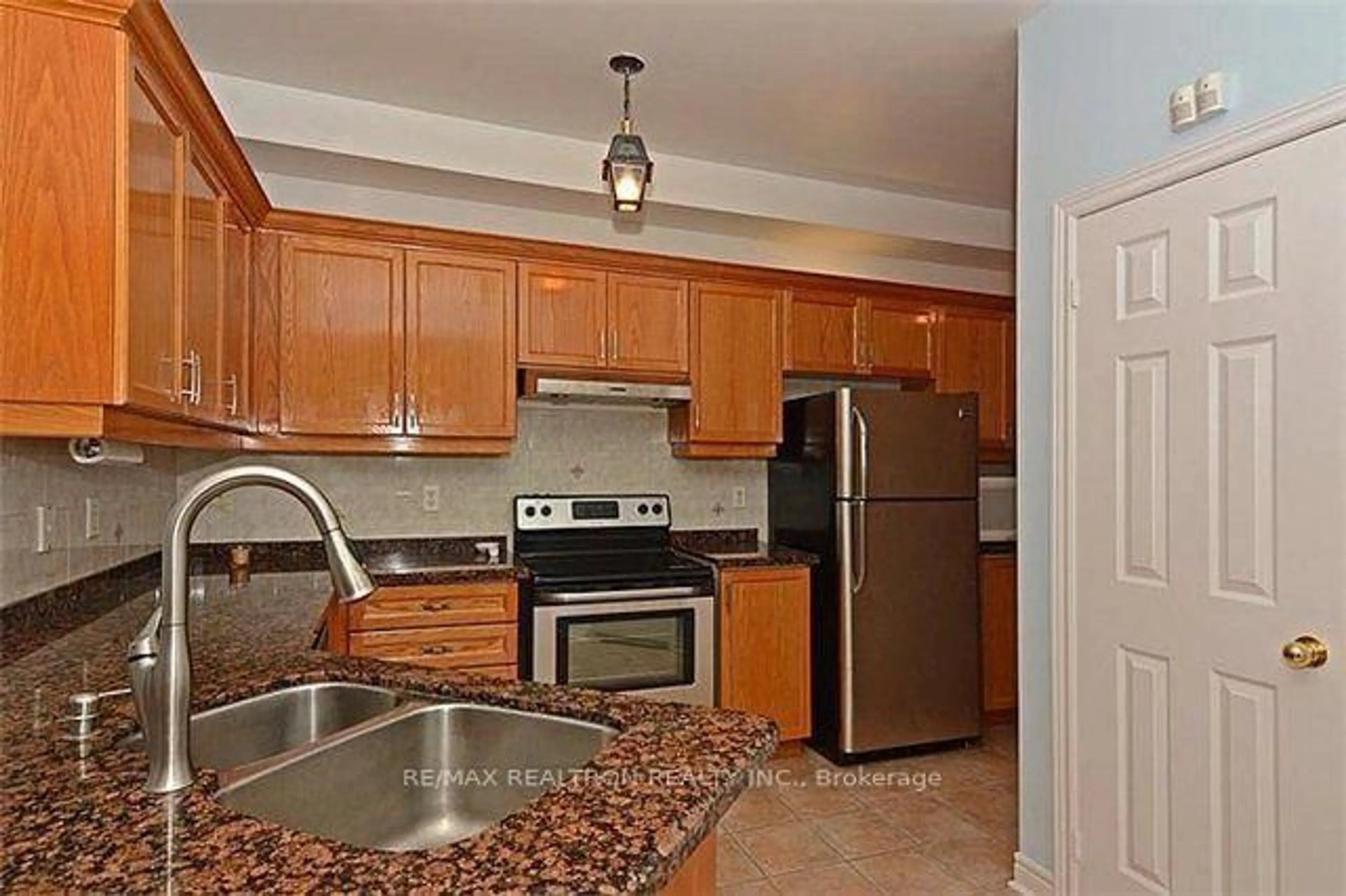 Standard kitchen, ceramic/tile floor for 1 Settlement Park Ave, Markham Ontario L6B 1B5